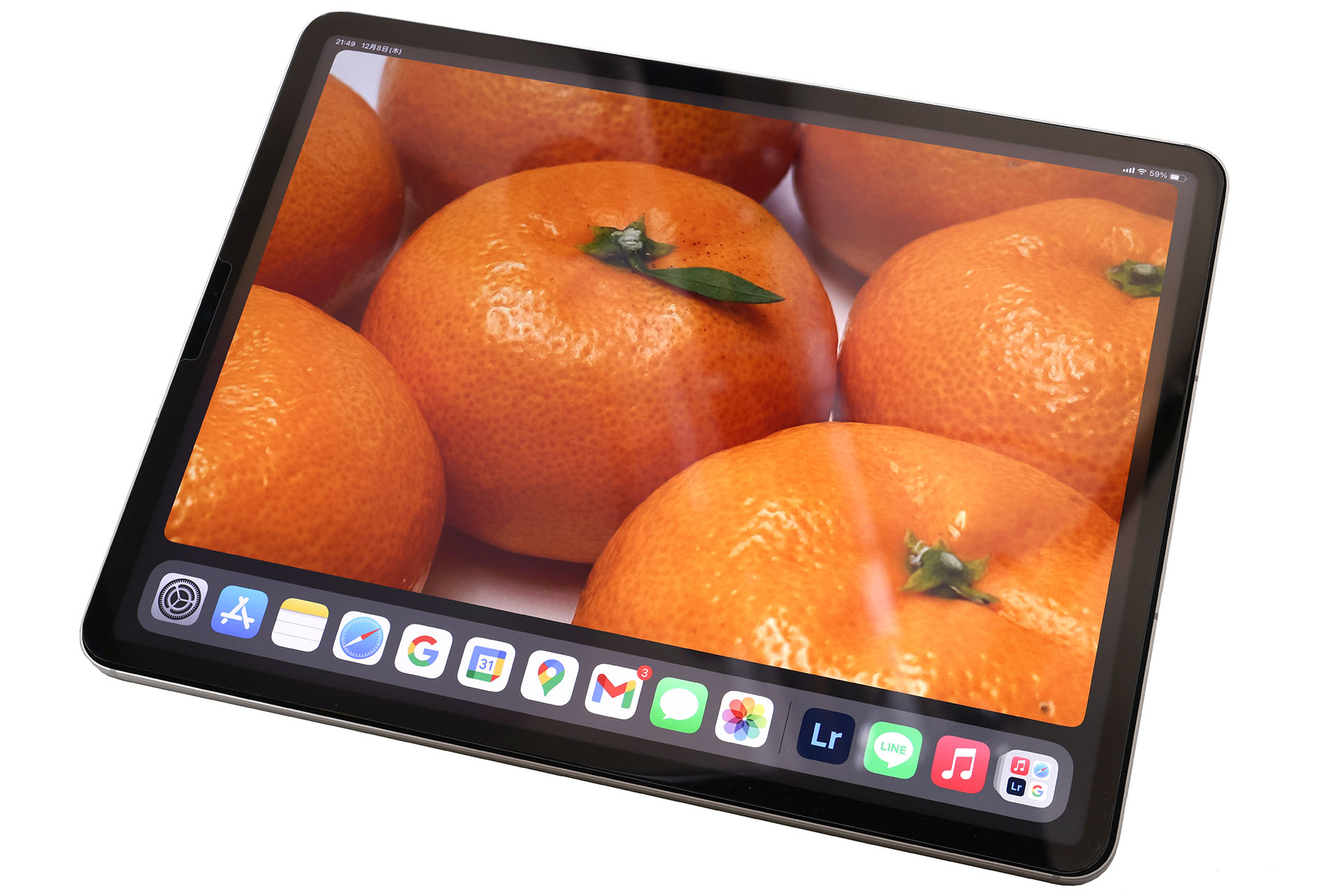 12.9インチのiPad ProにはLiquid Retina XDRディスプレイが搭載されている（第5・6世代）。100万:1のコントラストで最大1600ニトの高輝で正確な発色を備え、たとえばHDR（ハイダイナミックレンジ ）の動画や静止画を見ると「スゲい！」と驚ける表示がなされる。表面に見える白い筋は撮影時の写り込み……物撮り大失敗の巻。