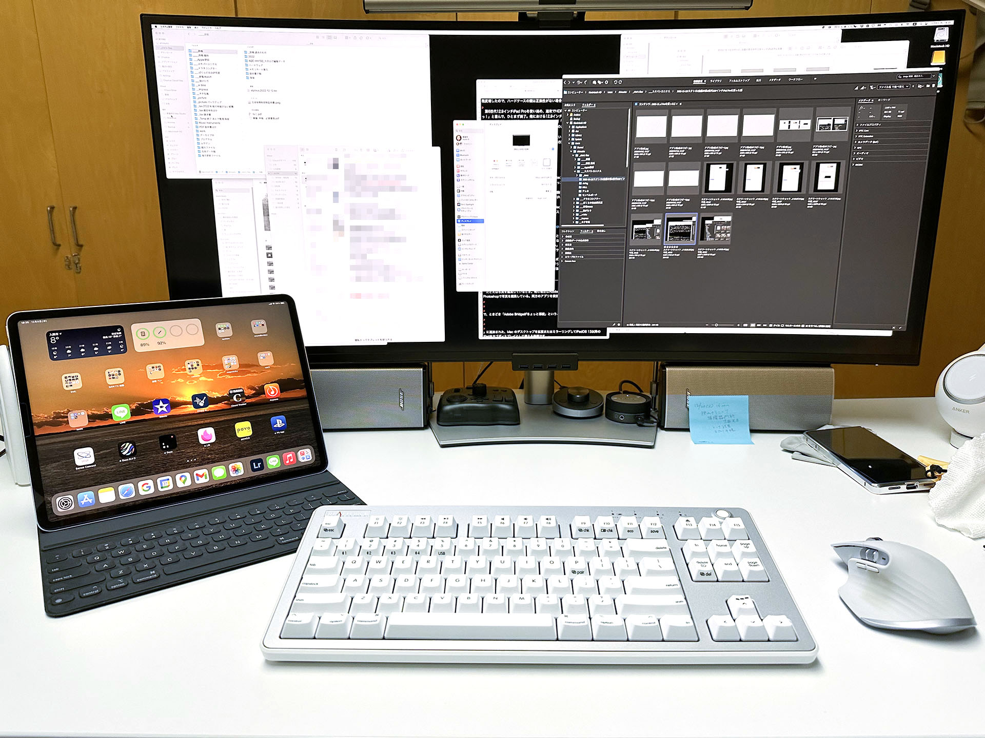 MacにUSB接続したiPadか、Macと同じLANに接続したiPadをMacのサブディスプレイとして使える。MacもiPadも同じApple IDでログオンしている必要がある。iPadはスリープ状態でもOK。
