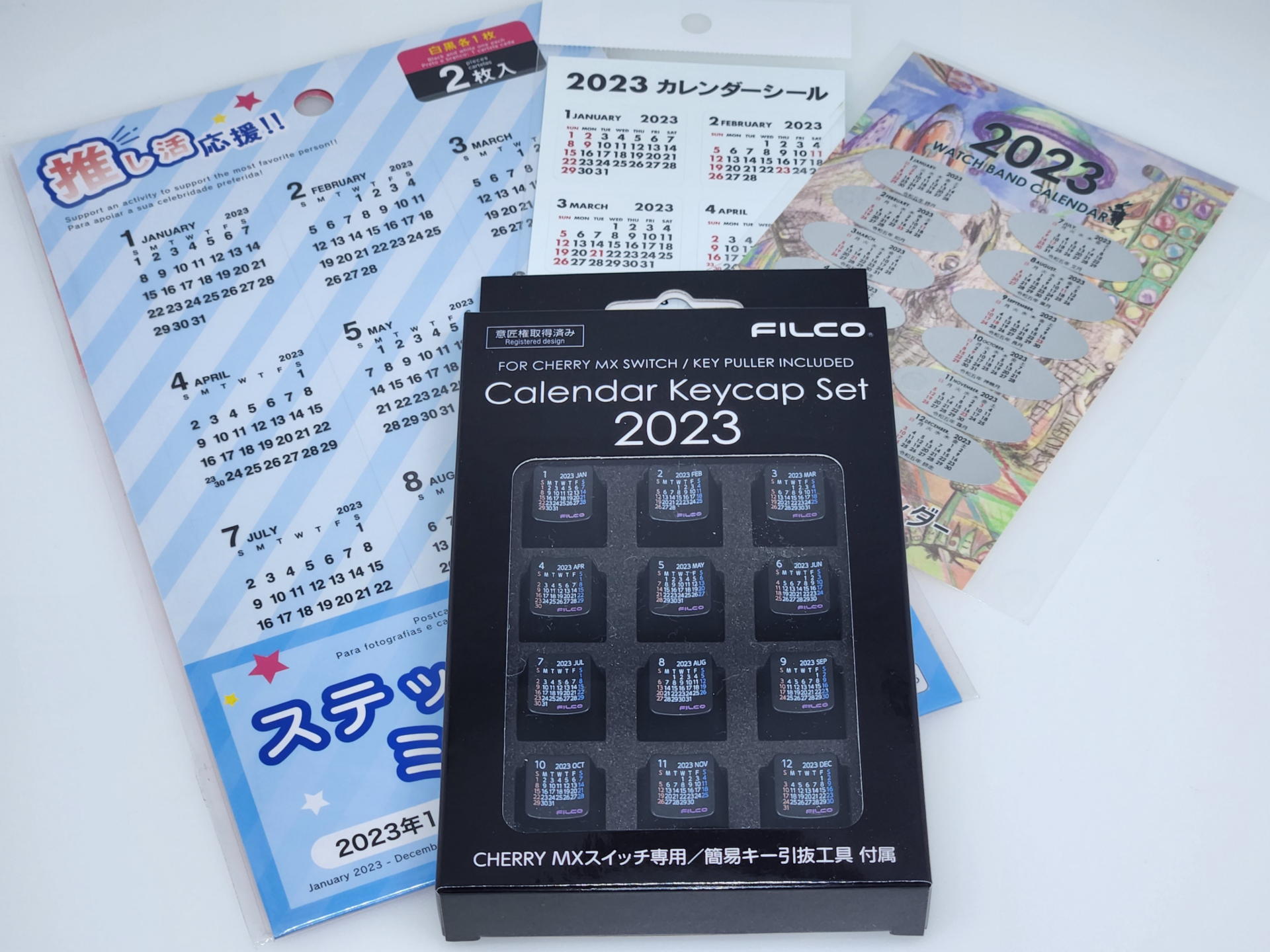 来年の筆者のカレンダーの特徴は小さなタイプが多いことだ