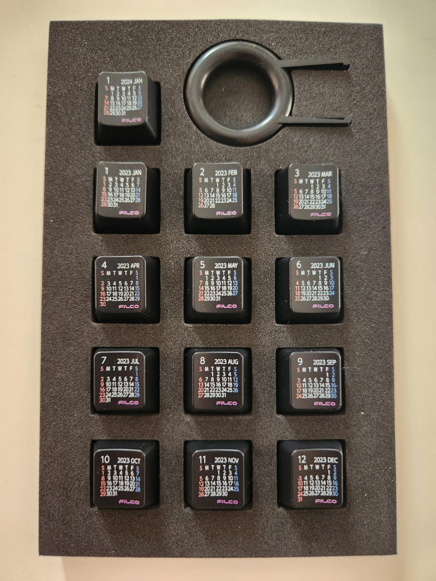 パッケージを開くとキーキャップ取り外し道具と2024年1月のカレンダーがオマケに入っている