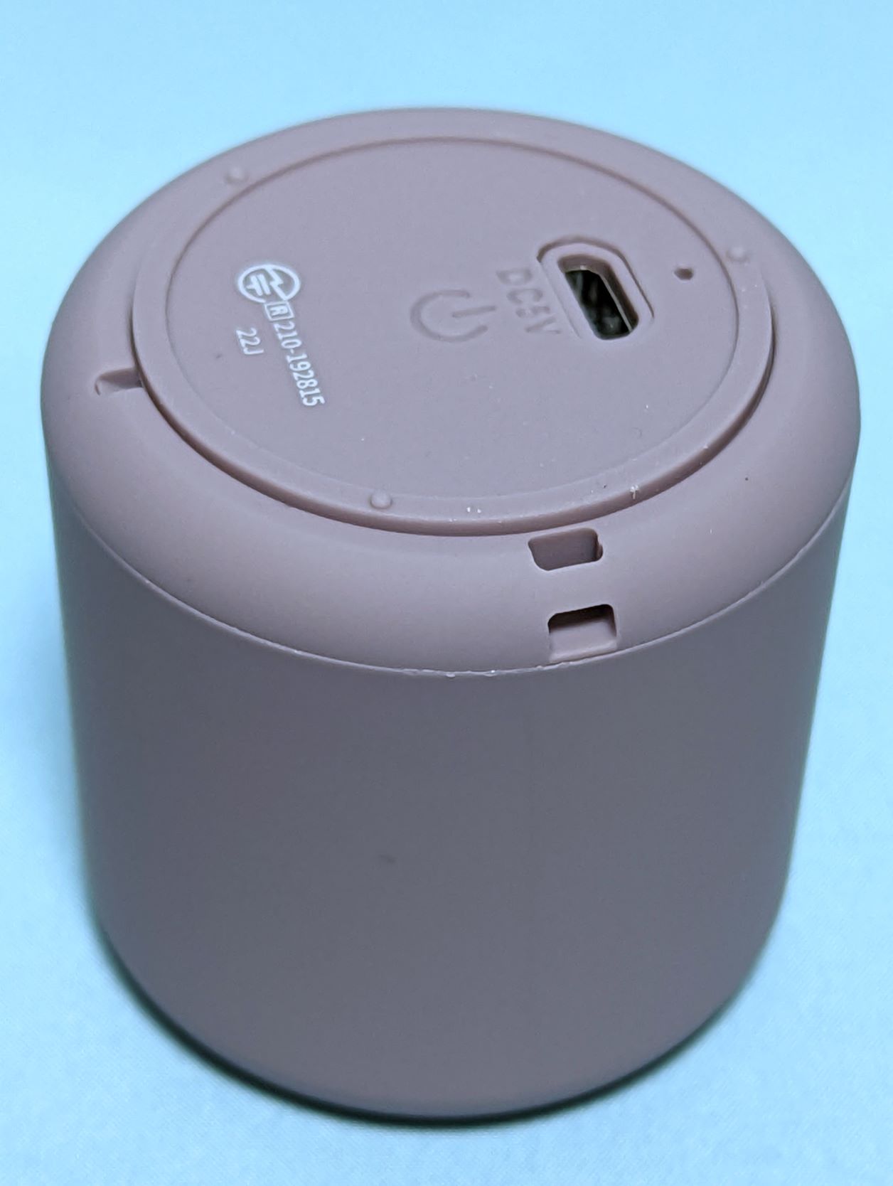 USBポート直下の電源スイッチマークの部分を押し込むと電源ON/OFFする。底面の3時方向にはストラップホールがあるのでここにひもを通してぶら下げて使うことも可能