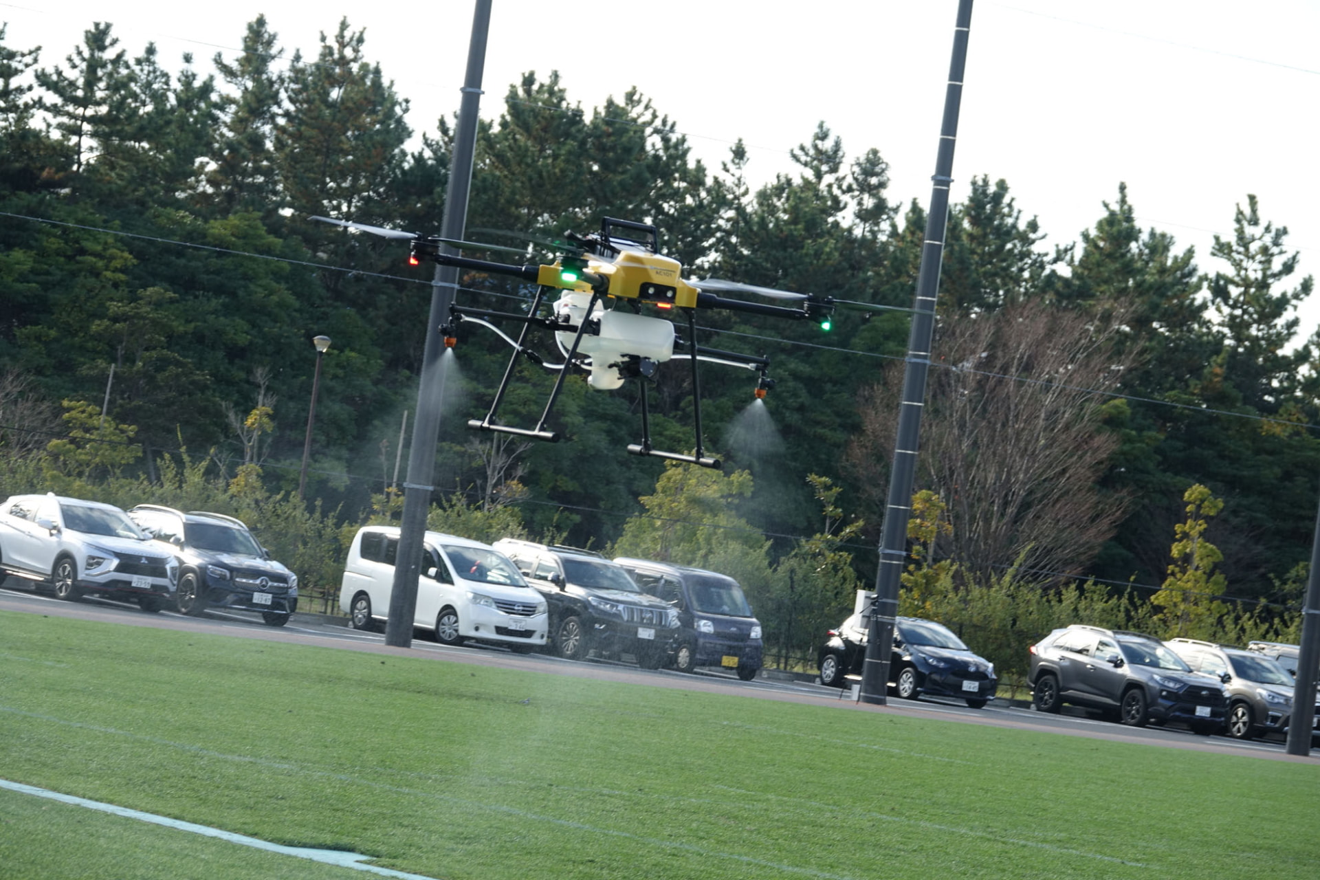 雑草が多いエリアに農薬散布（デモでは水を使用）
