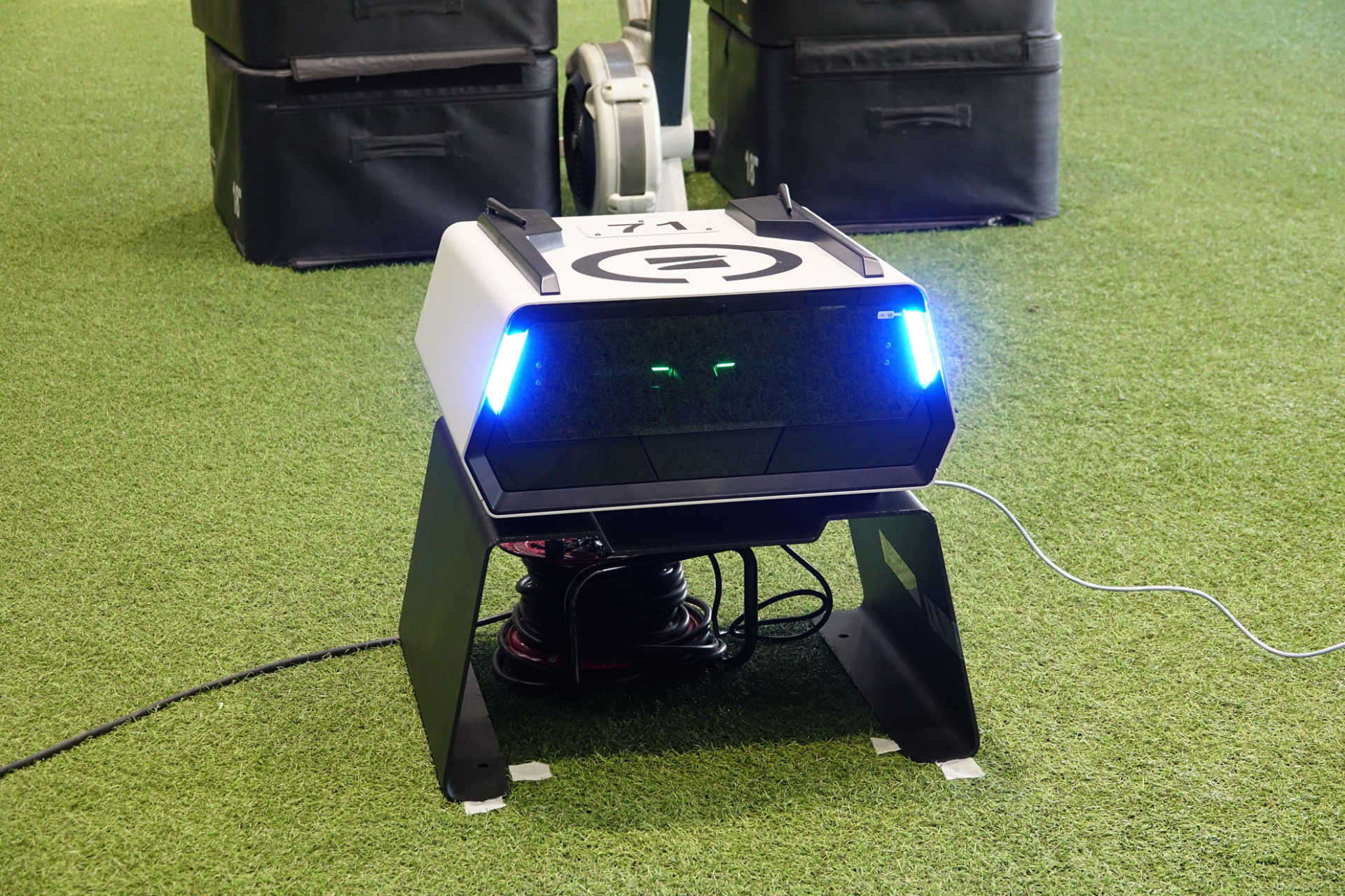 ドックの扉が開き、ドローンが排出される（ドック内では充電も自動で行われる）