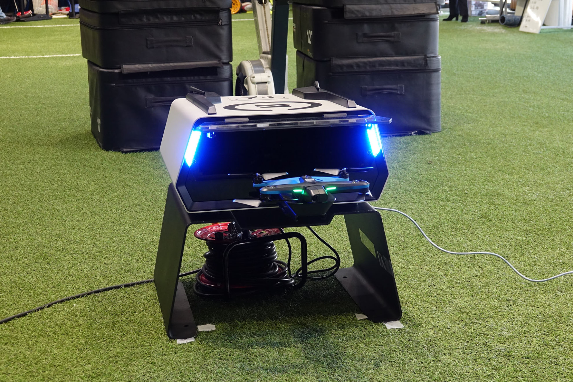 ドックの扉が開き、ドローンが排出される（ドック内では充電も自動で行われる）