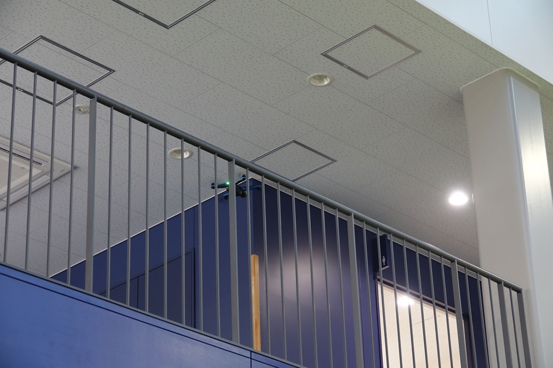 建物内の狭い場所も正確に飛行