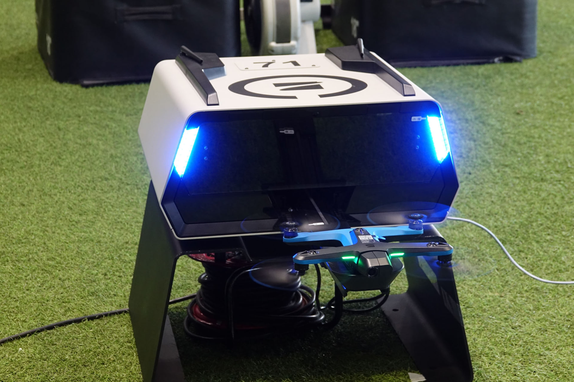 巡回を終えたドローンは、自動でドックに入る