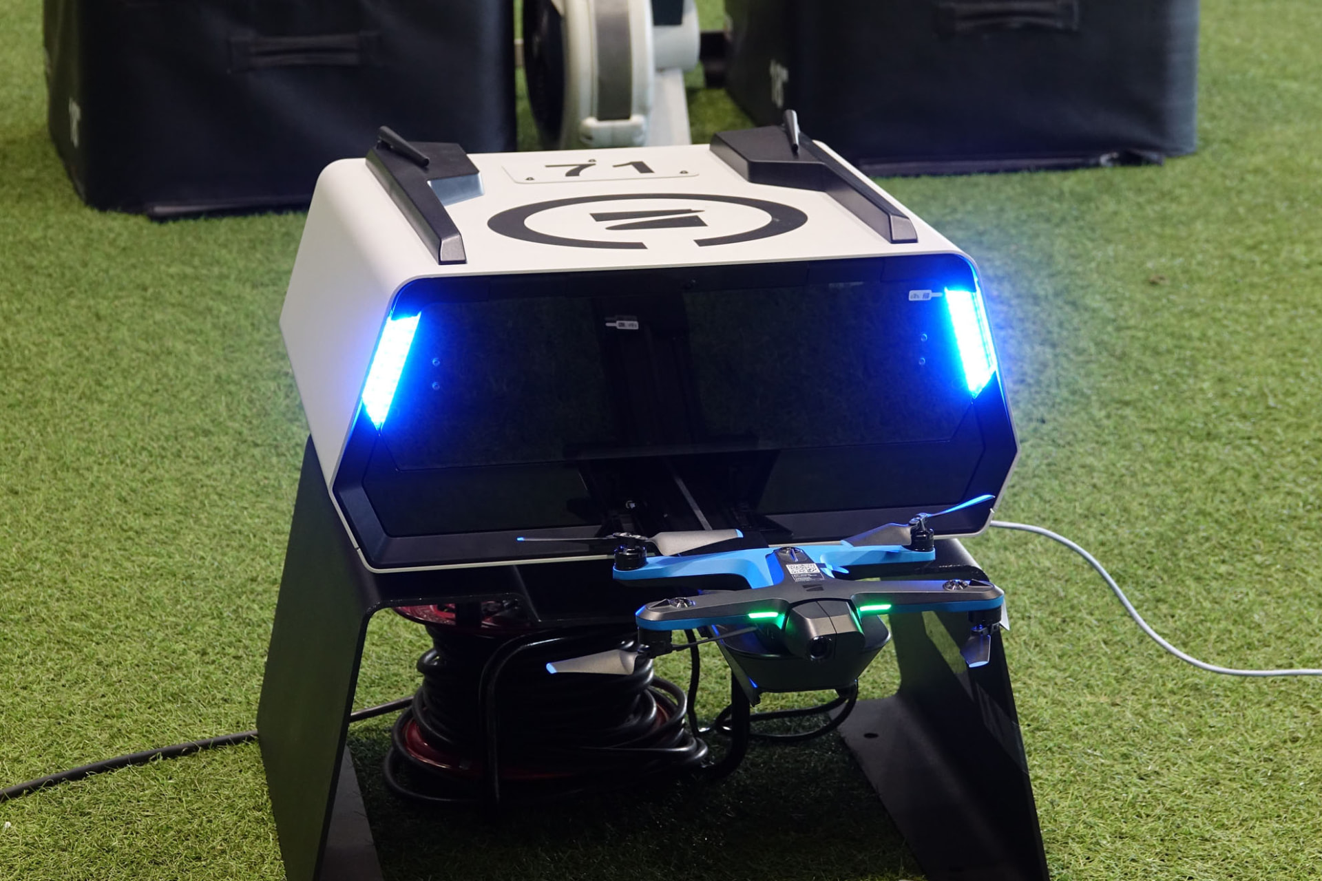 巡回を終えたドローンは、自動でドックに入る