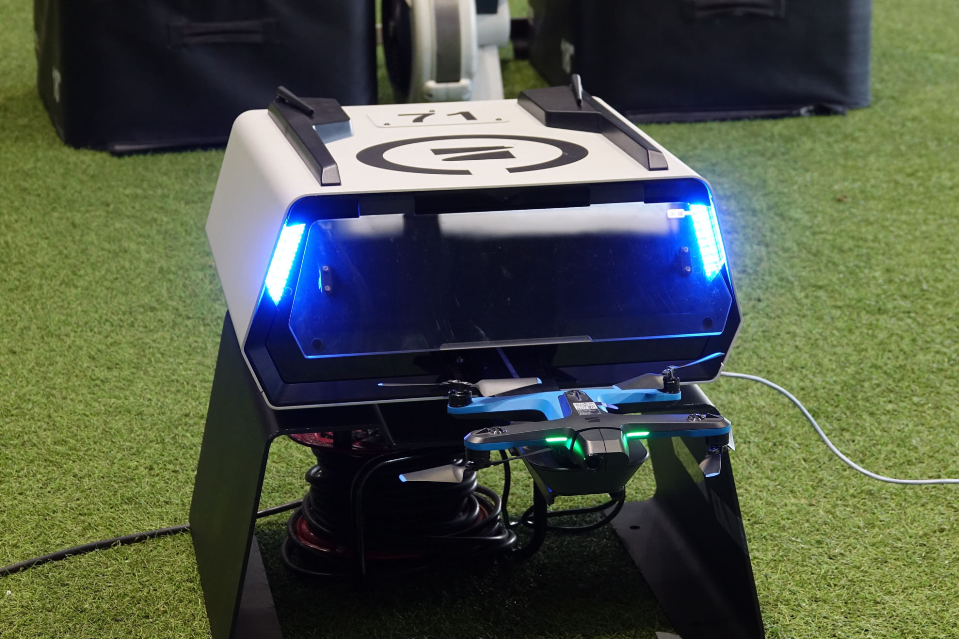 巡回を終えたドローンは、自動でドックに入る