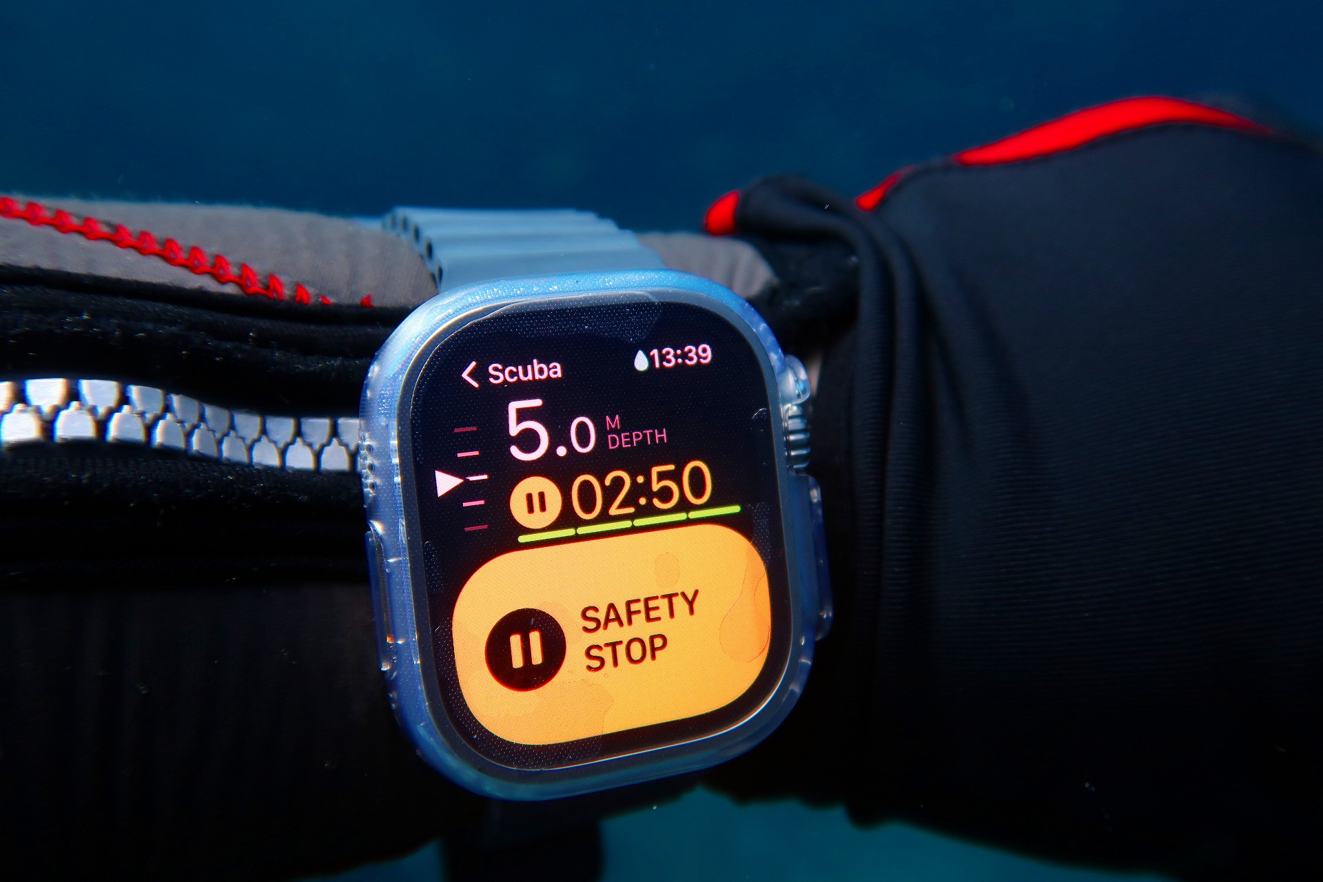 カバーを付けた状態の「Apple Watch Ultra」。覆うタイプのカバーは水中では問題ないですが、ダイビング後は水が入ってタッチ操作が煩わしいです