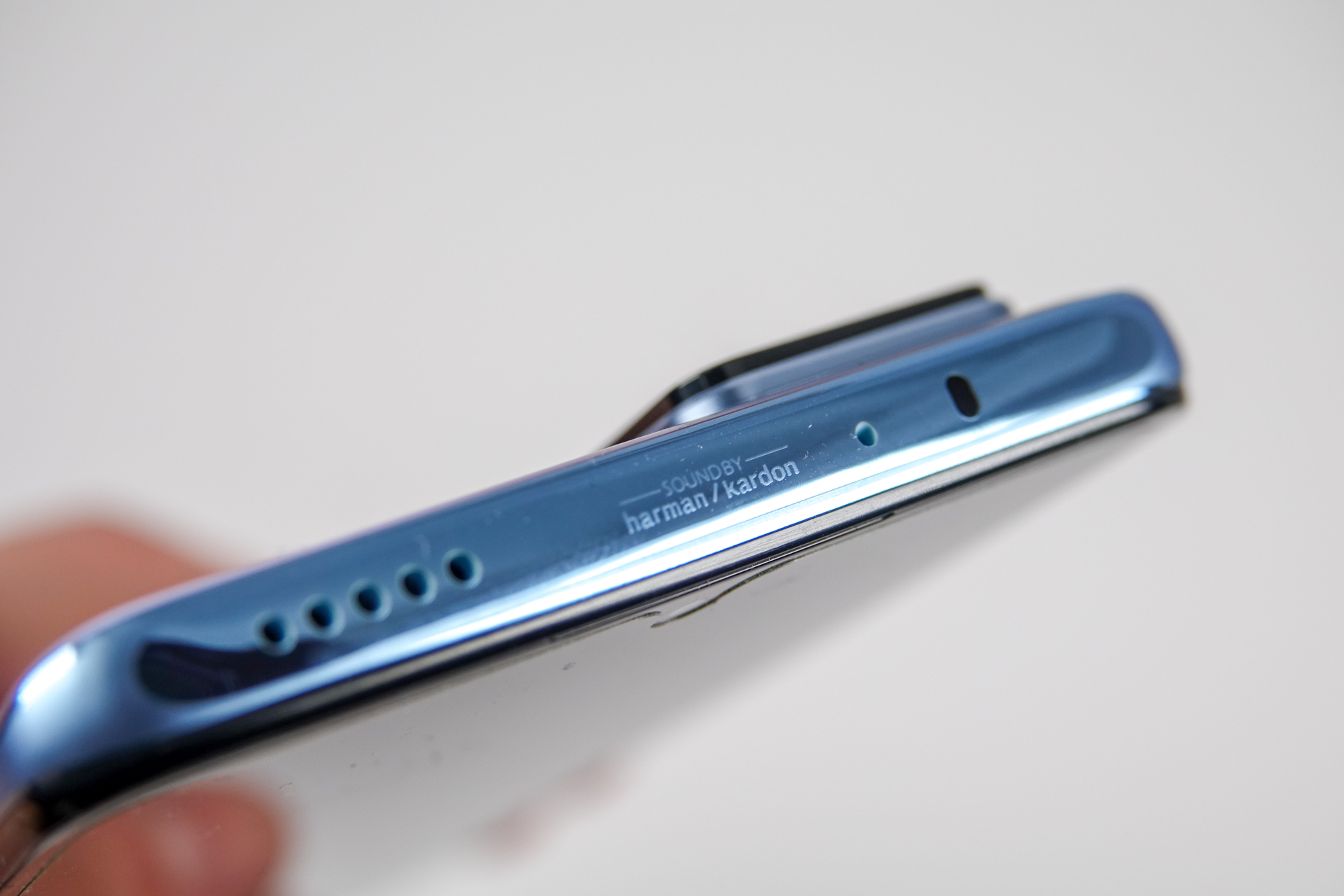 デュアルスピーカーを搭載する。端末上部には、Harman Kardonの刻印も