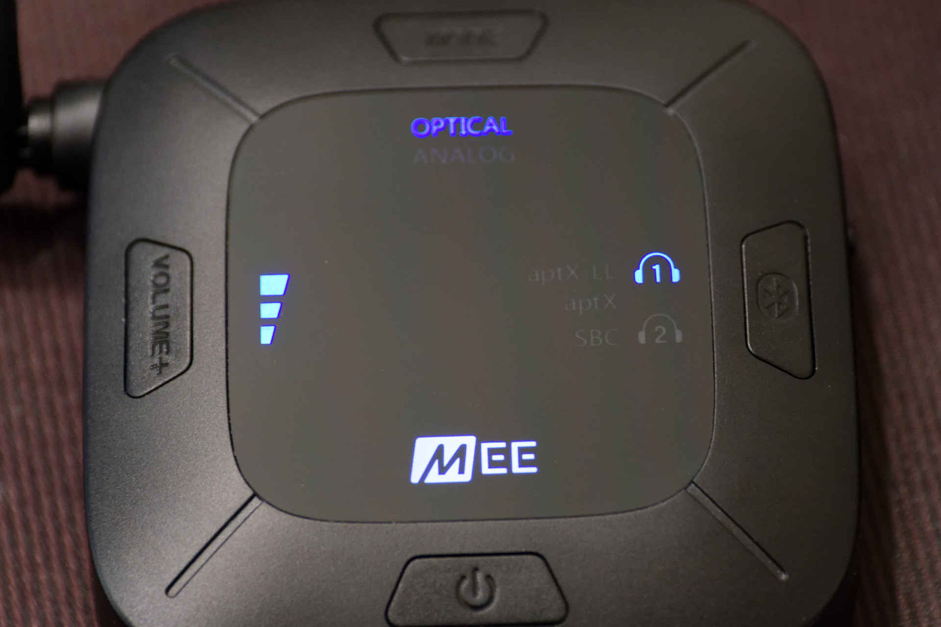 天面にわかりやすいインジケーターとボタン類が配置