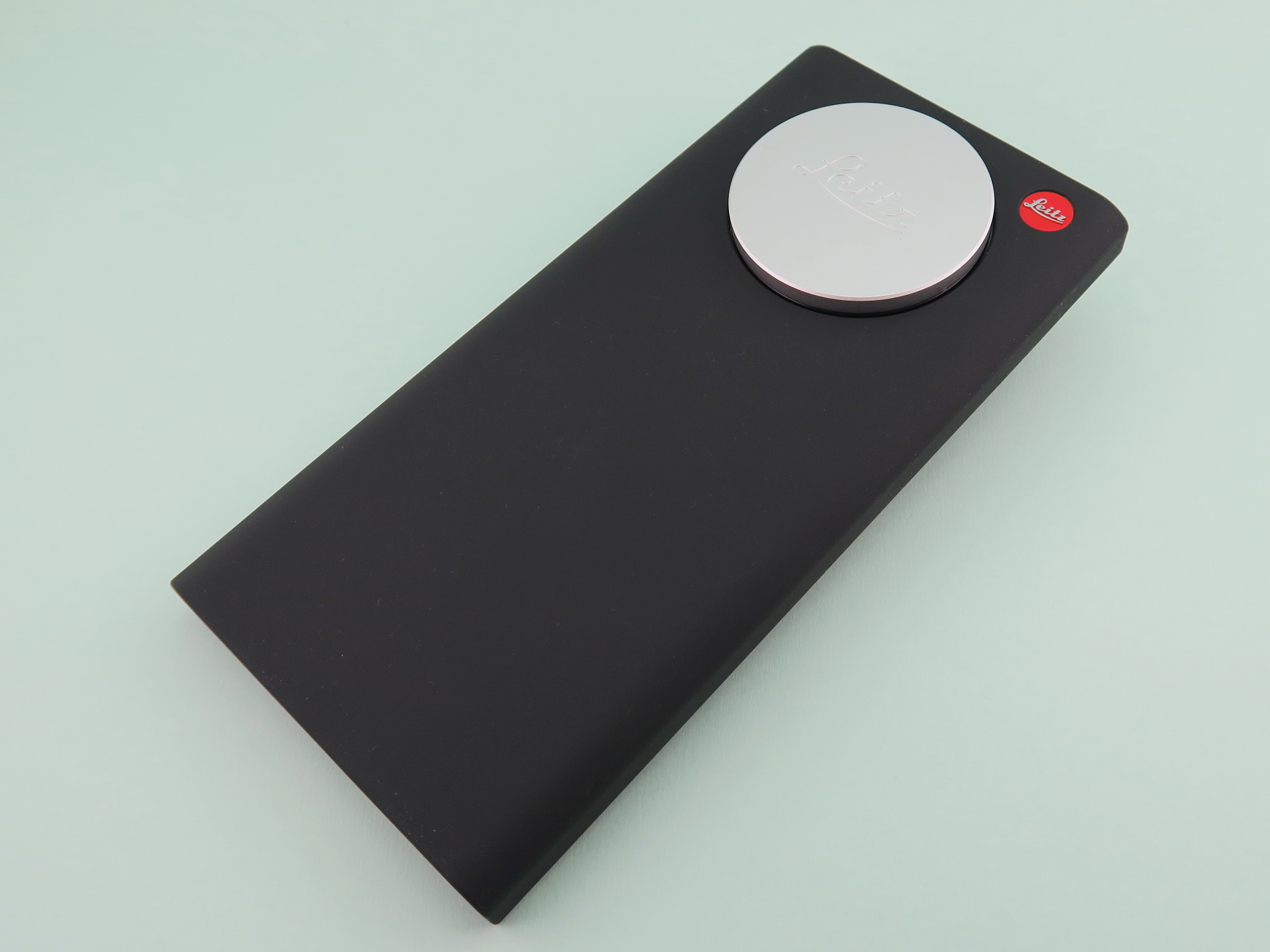 同梱のシリコン製カバー、レンズキャップを装着した状態。Leitzのロゴが刻印されたレンズキャップは写真の状態か、横向きの90度の状態で、マグネットで固定される