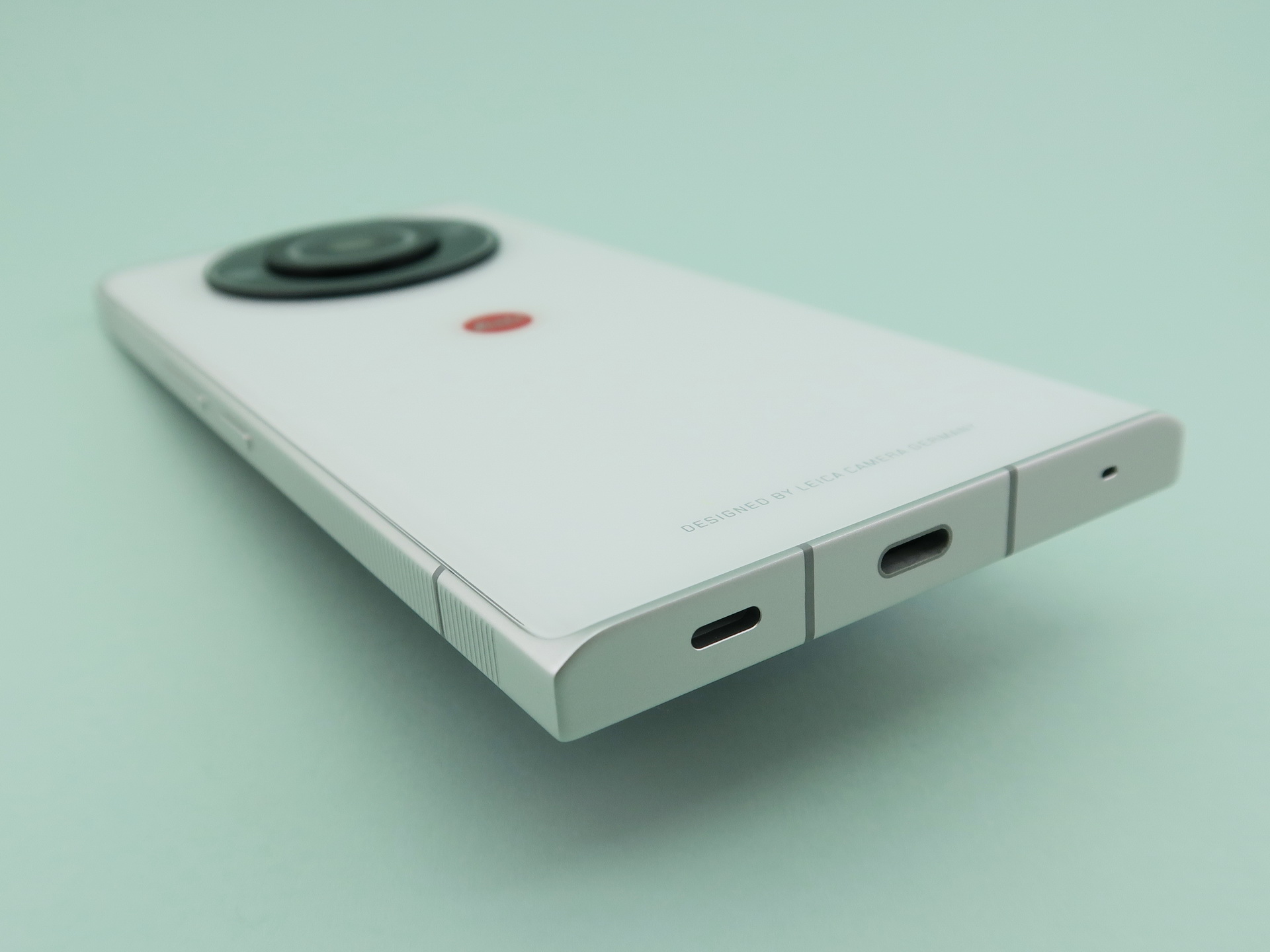 本体下部にはUSB Type-C外部接続端子を備える