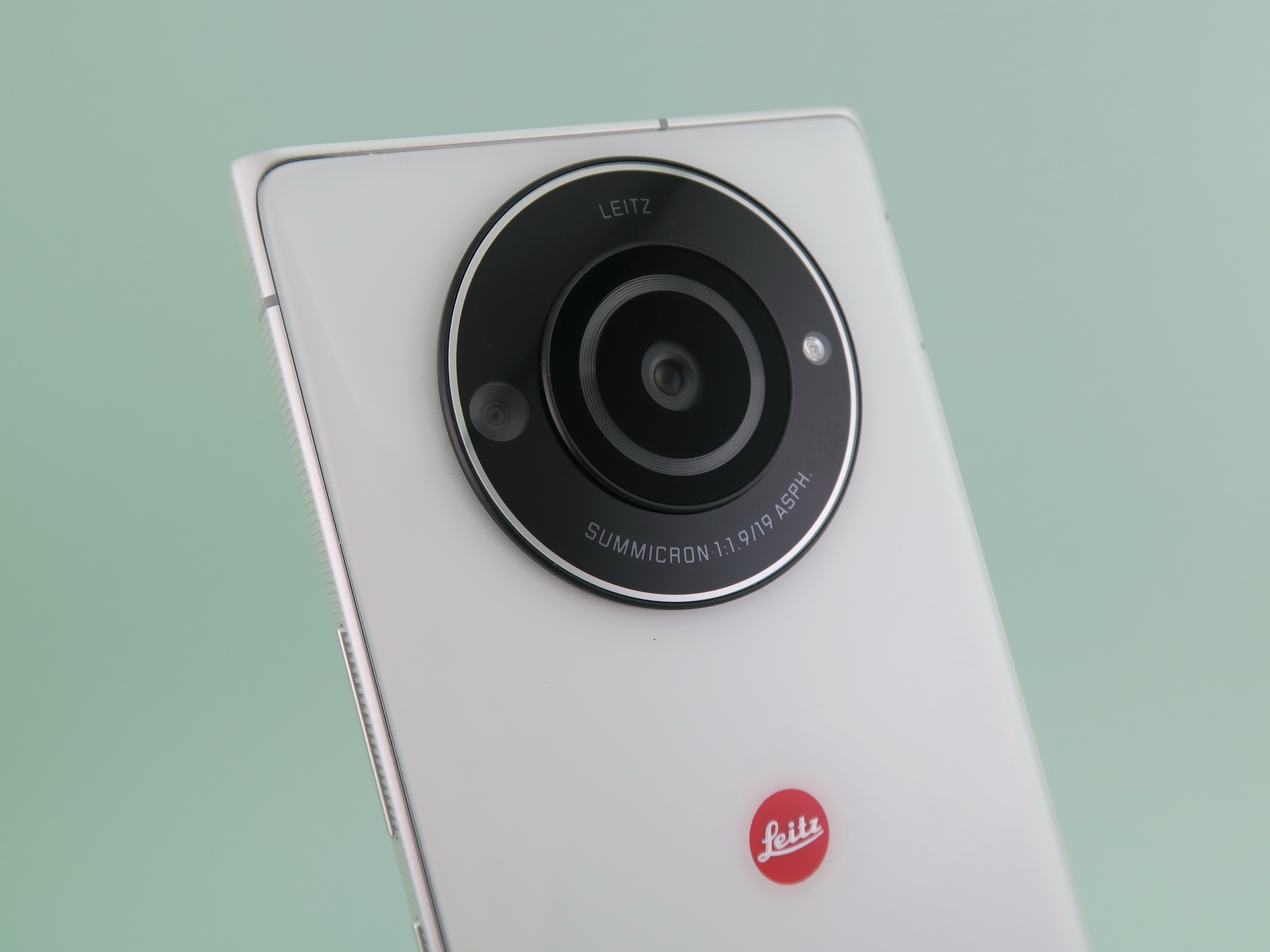 4720万画素イメージセンサーを採用したメインカメラ。左側のレンズは測距センサー