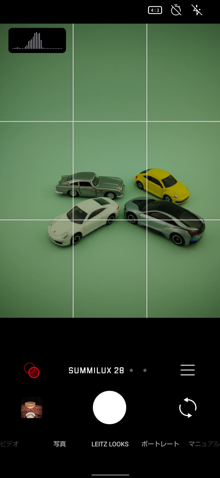 「Leitz Looks」ではライカMレンズをシミュレートした撮影モードを選べる。画面中央の［SUMMILUX 28］と表示された部分と隣の点をタップして、切り替える