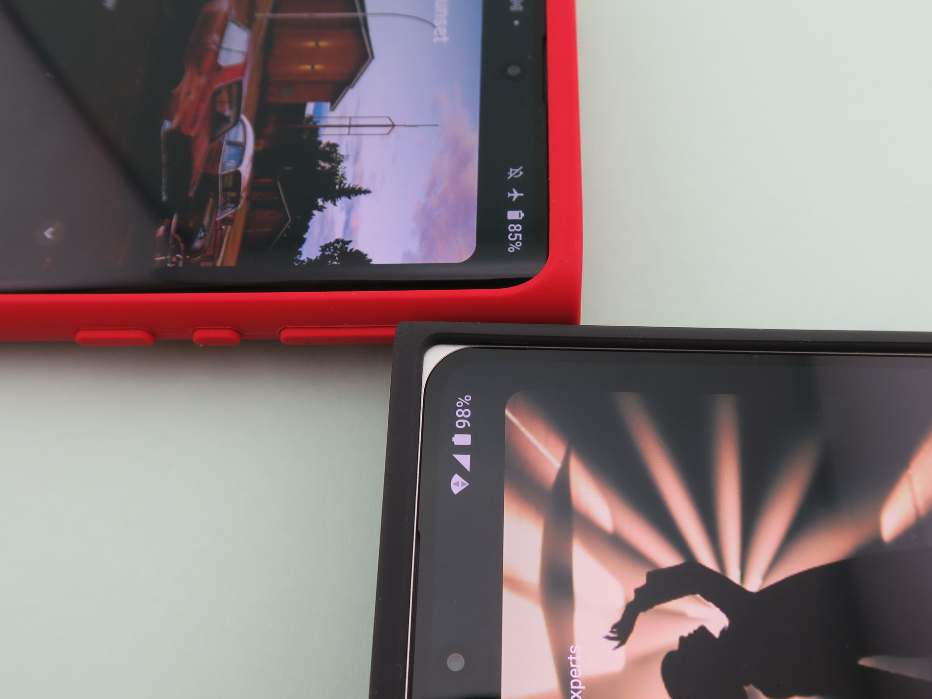 「Leitz Phone 1」（上）に保護カバー（赤、純正品）を装着したときは本体前面の角も覆っていたのに対し、「Leitz Phone 2」（下）に保護カバー（グレー）を装着すると、本体前面の角の部分が露出してしまう。少し残念なところ