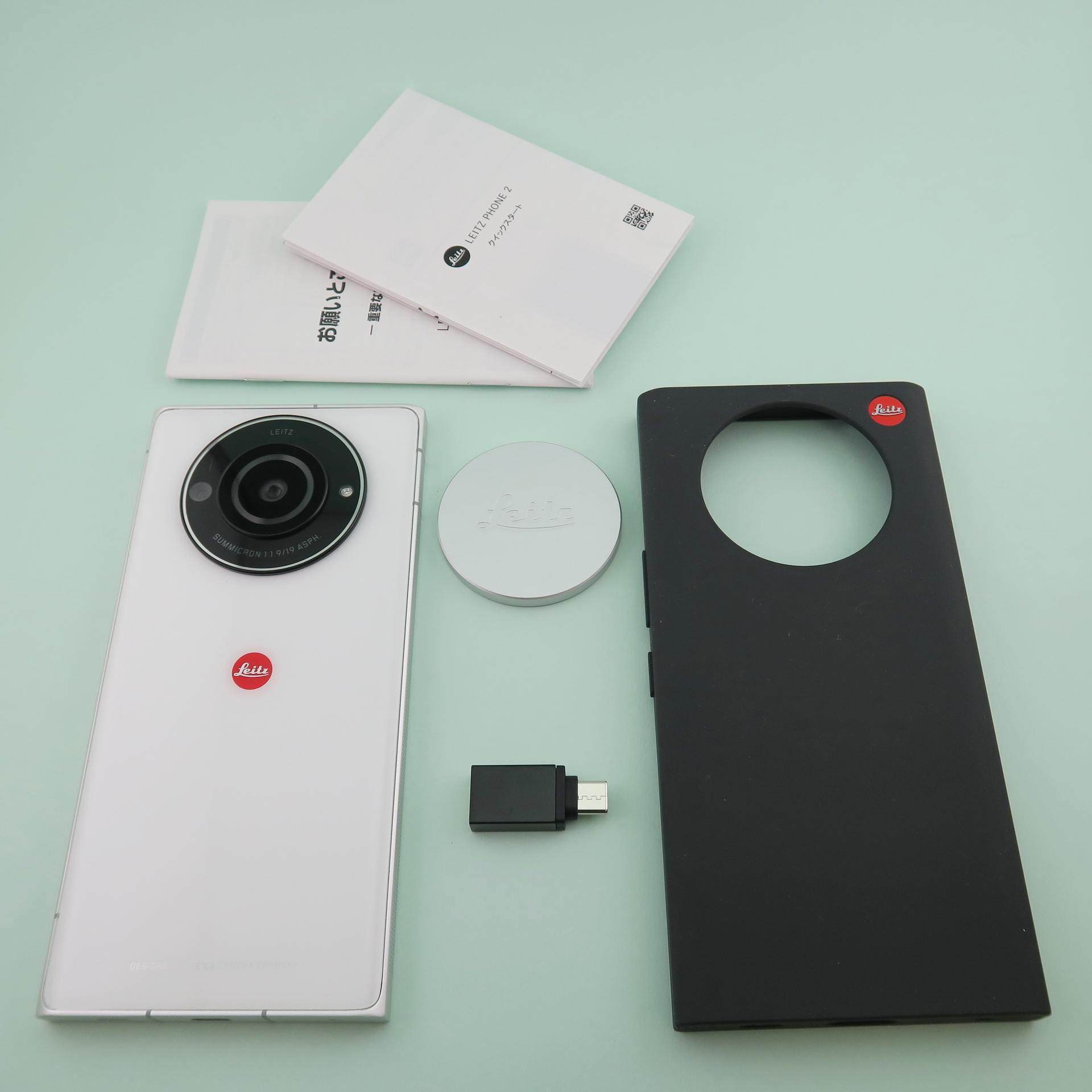 パッケージには本体のほかに、カバー（右）、レンズキャップ（中央上側）、クイックスイッチアダプターなどが同梱される