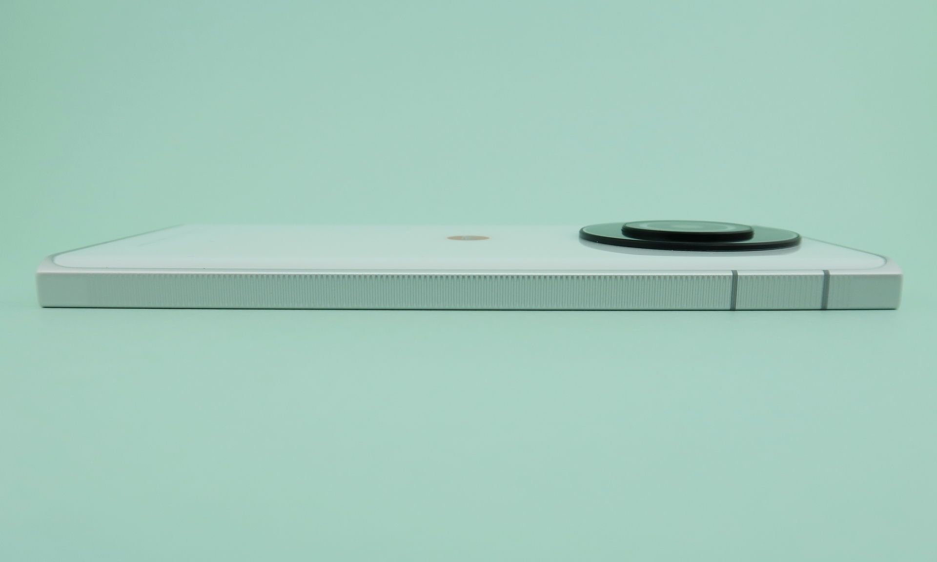 左側面はアンテナを内蔵した継ぎ目の樹脂パーツ以外は何もないデザイン。カメラ部の突起も大きくない