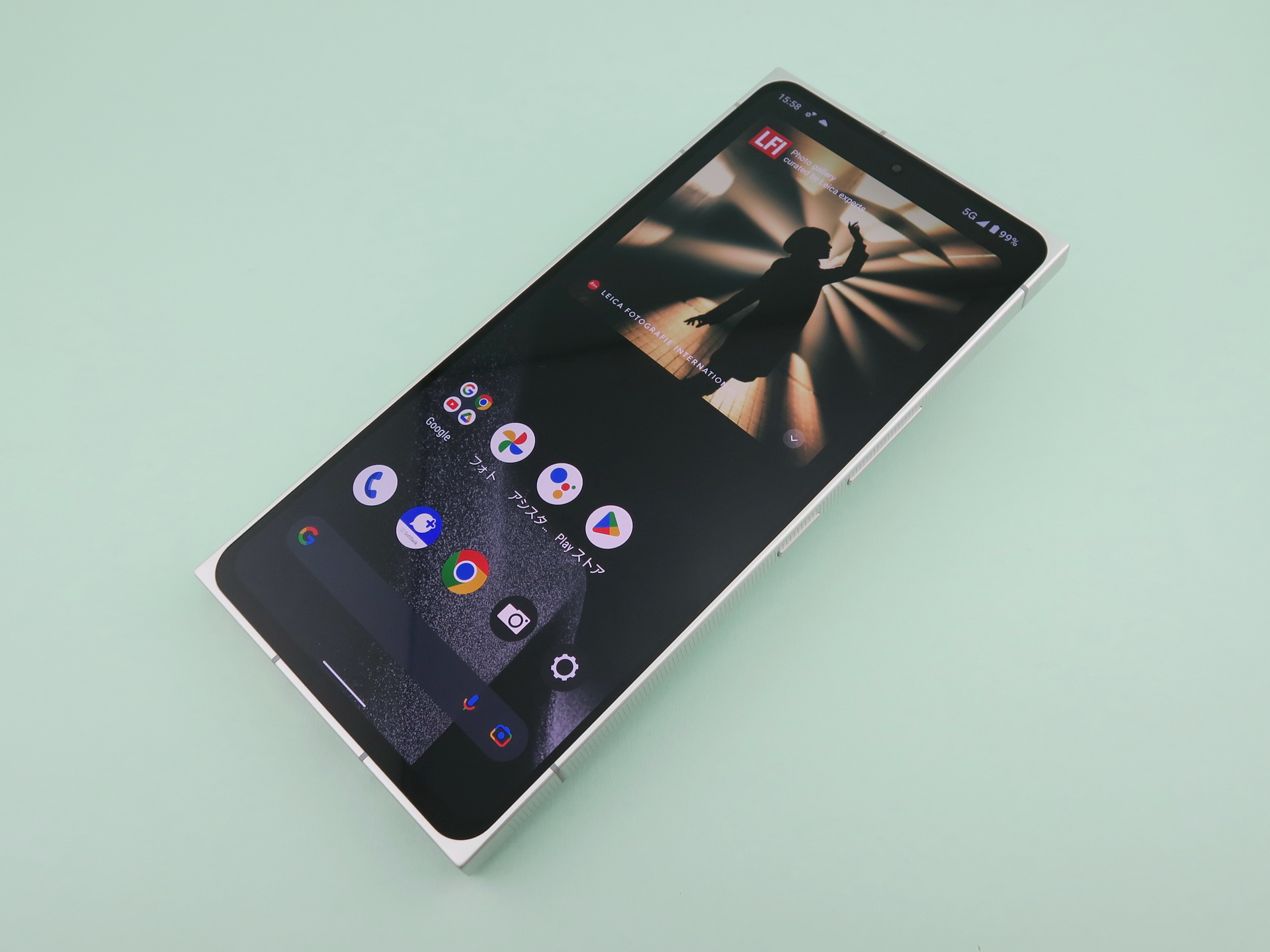 ソフトバンク／ライカ「Leitz Phone 2」。161mm（高さ）×77mm（幅）9.3mm（厚さ）、211g（重さ）、ライカホワイト（写真のもの）をラインアップ