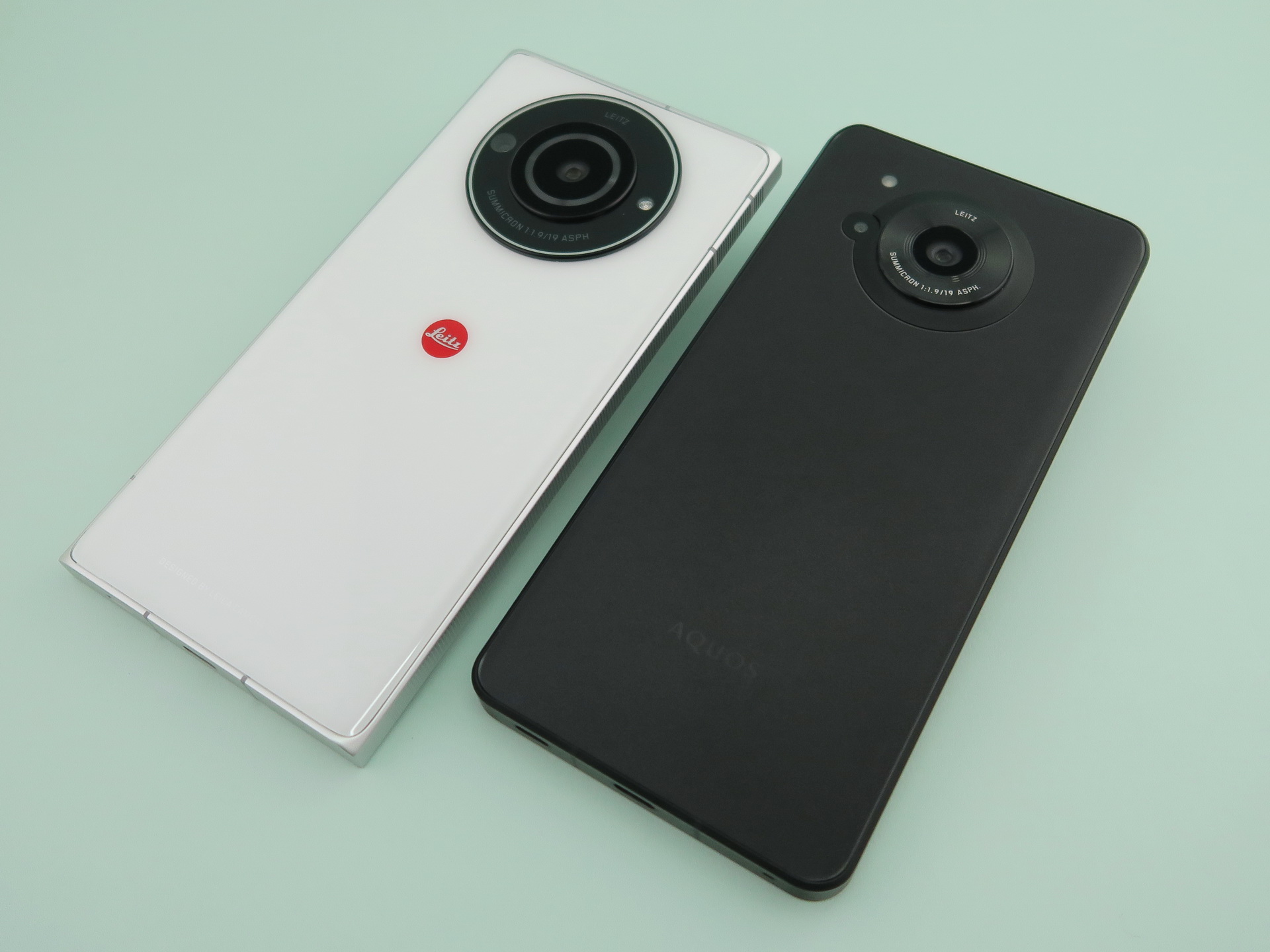 「Leitz Phone 2」（左）、ベースモデルになった「AQUOS R7」（右）。カメラ位置などはほぼ同じだが、まったく別物としての仕上がり