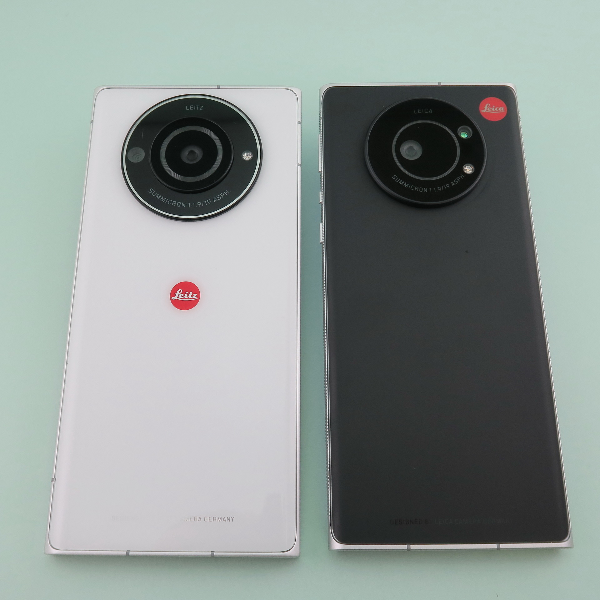 「Leitz Phone 2」（左）はホワイトの光沢ガラス仕上げ。「Leitz Phone 1」（右）は濃いグレーのマット仕上げ。カメラ部のサイズもひと回り違うため、レンズキャップは「Leitz Phone 2」用のものを利用する