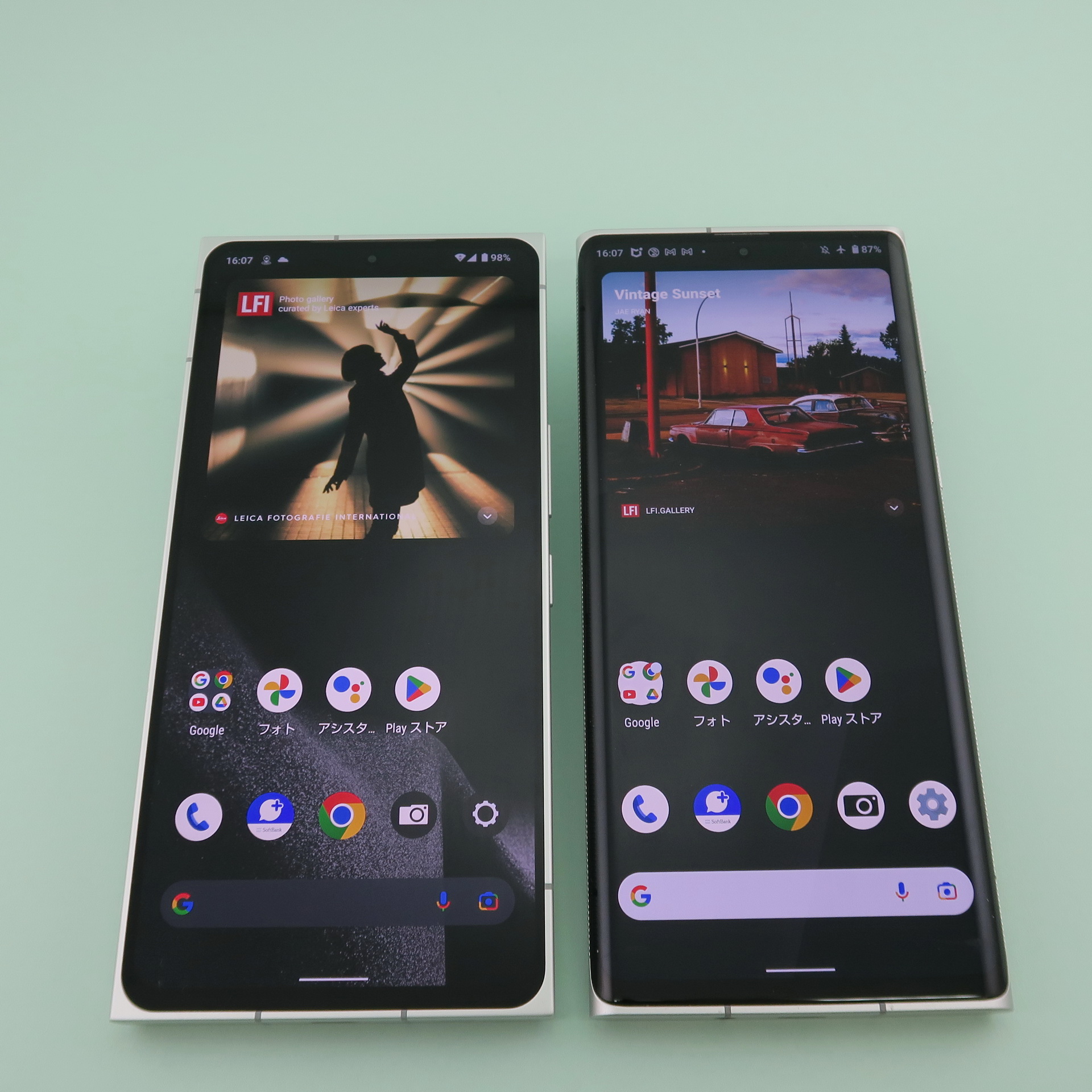 「Leitz Phone 2」（左）と「Leitz Phone 1」（右）の前面。サイズはほぼ同じだが、ディスプレイの角の仕上がりなどが異なる