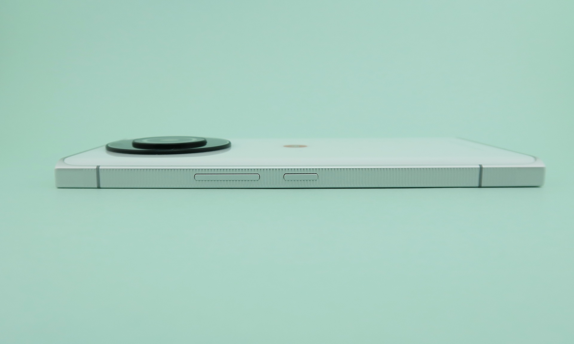 右側面には電源ボタン、シーソー式の音量キーを備える