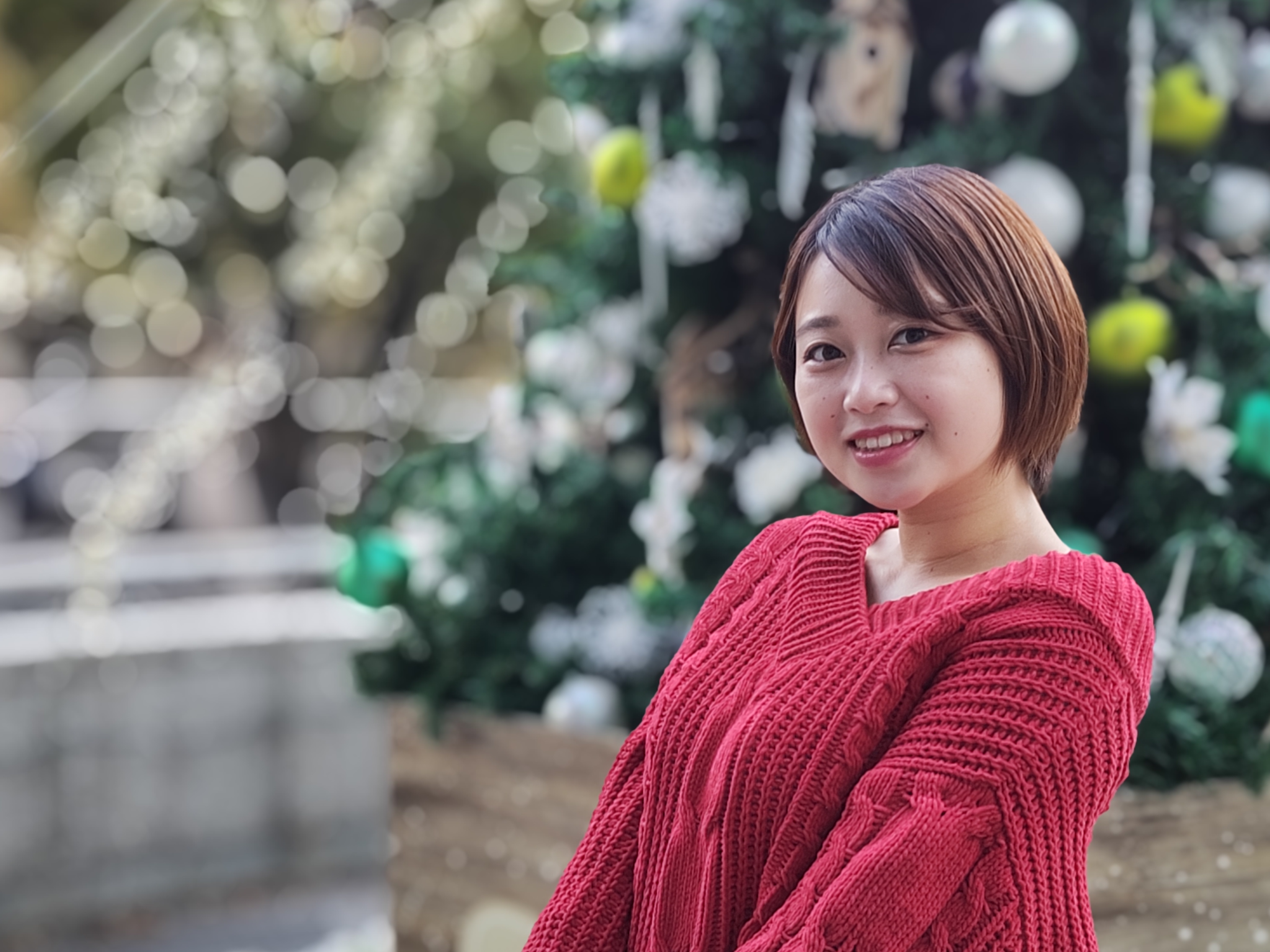 クリスマスツリーをバックにポートレートで撮影。背景もしっかりぼけて、被写体が際立っている</br>モデル：葵木ひな（Twitter：<a href="https://twitter.com/hina1006ta_aoki" class="strong bn" target="_blank">@hina1006ta_aoki</a>、<a href="http://bonbon-famin.com/" class="strong bn" target="_blank">http://bonbon-famin.com/</a>ボンボンファミン・プロダクション）