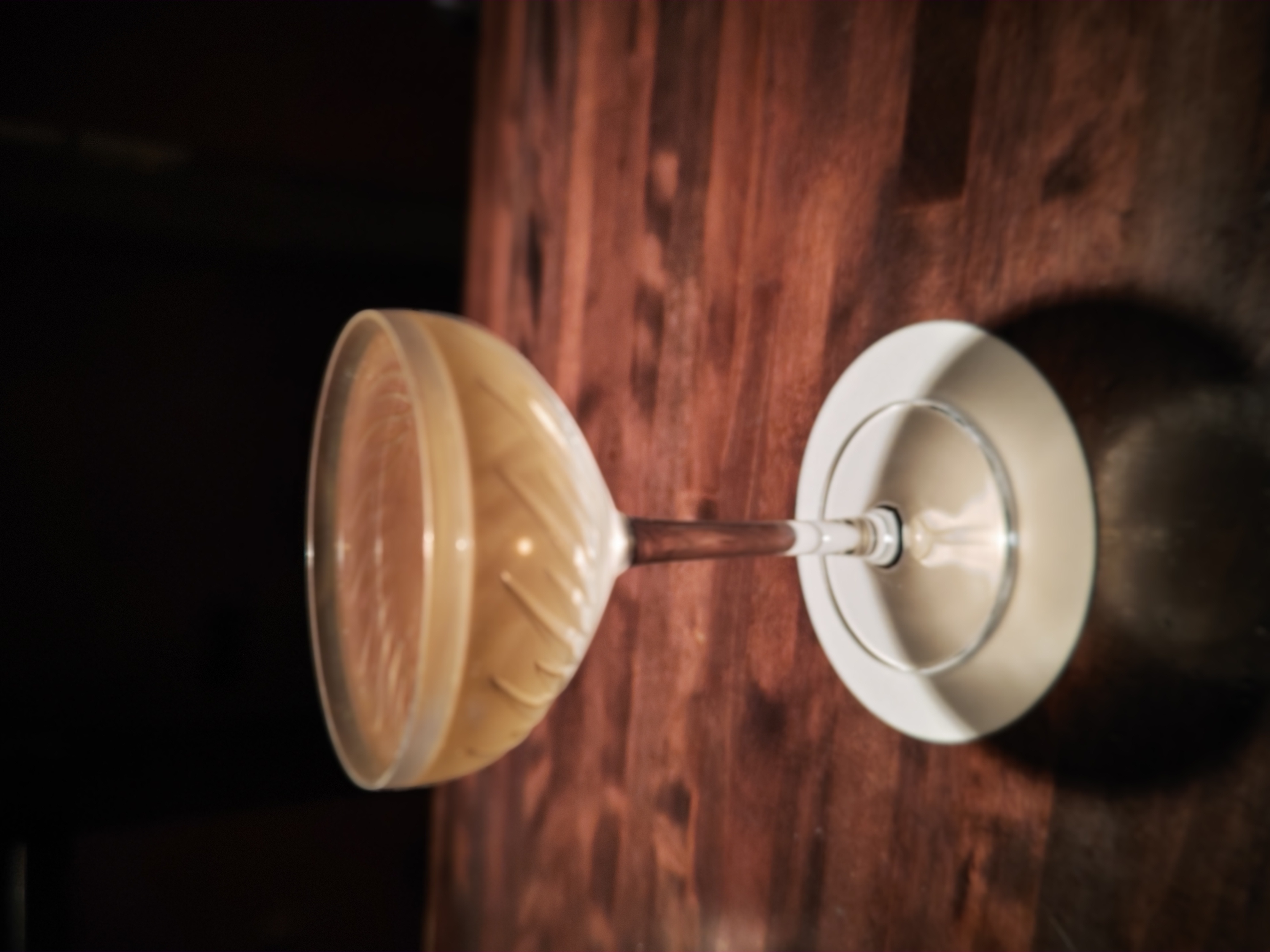 薄暗いバーで撮影。ややピントが甘くなってしまった。夜景は強いが、室内の暗いところはもう少しクッキリ感が欲しいところ