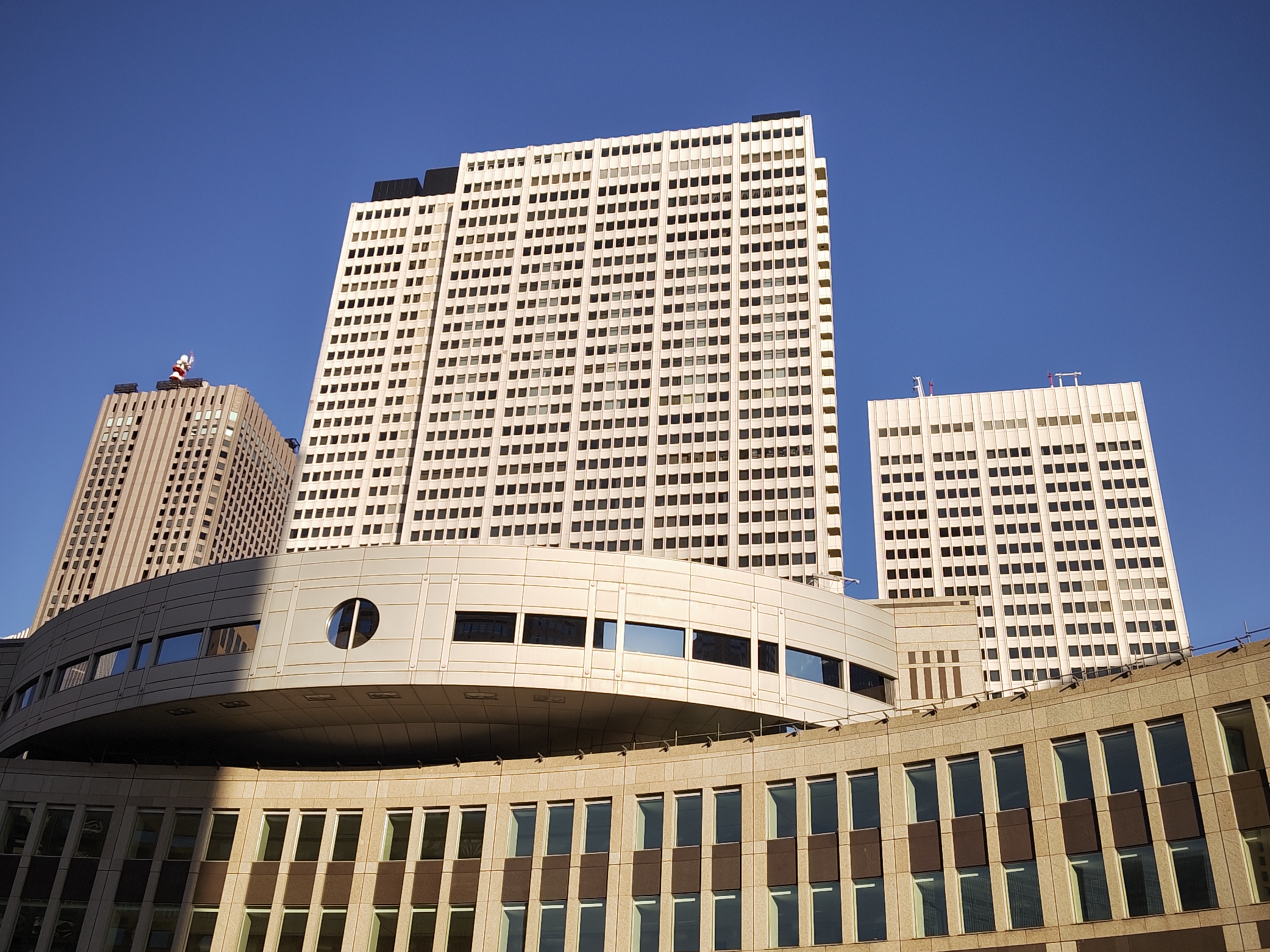 建物を撮影。建物も歪みなく、撮影できているが、青空は少し濃いめの印象