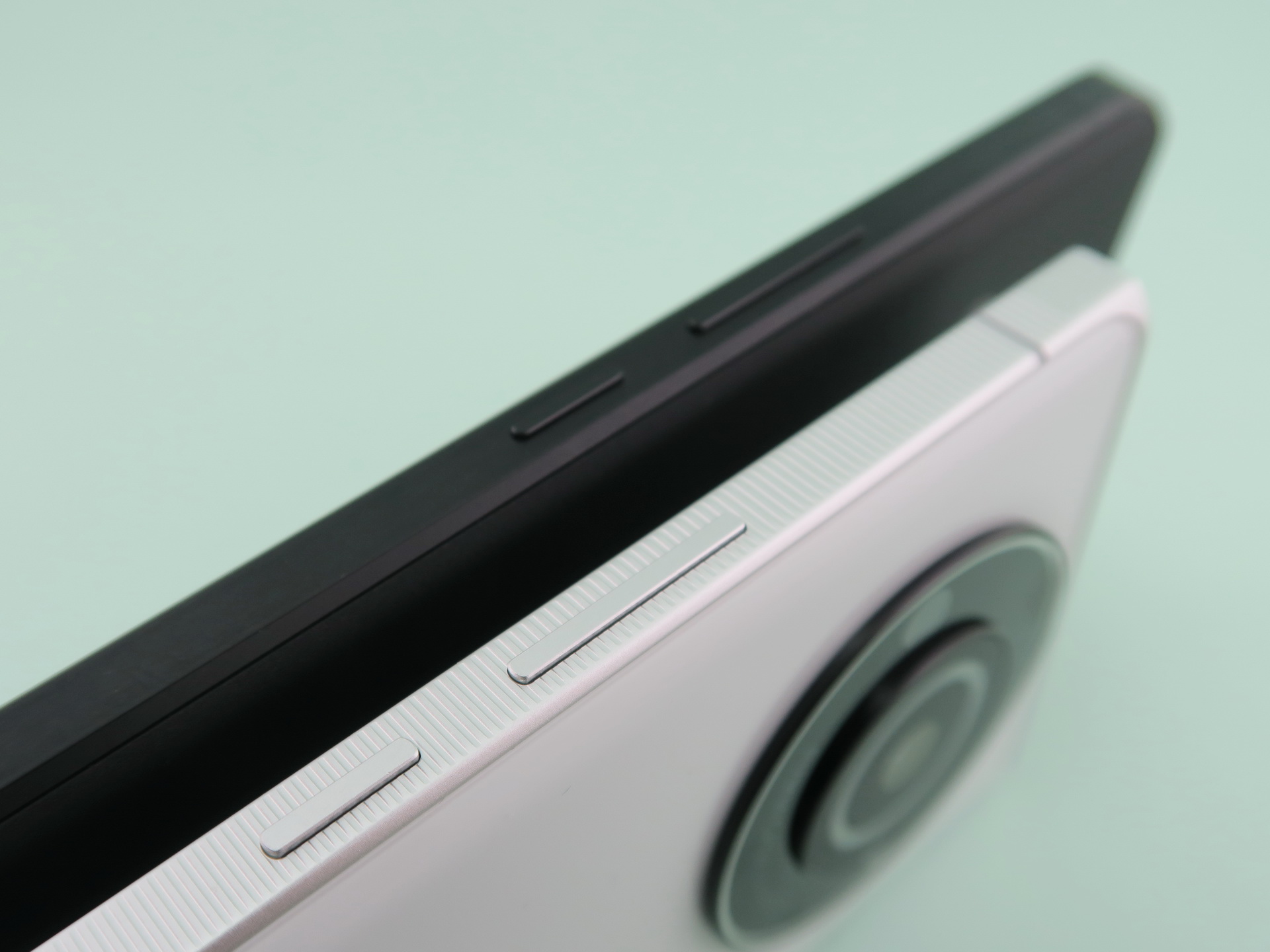 本体側面にはローレット加工が施されており、手に持ったときもすべりにくい。左側の黒い「AQUOS R7」に比べると、側面部分の厚みがある印象