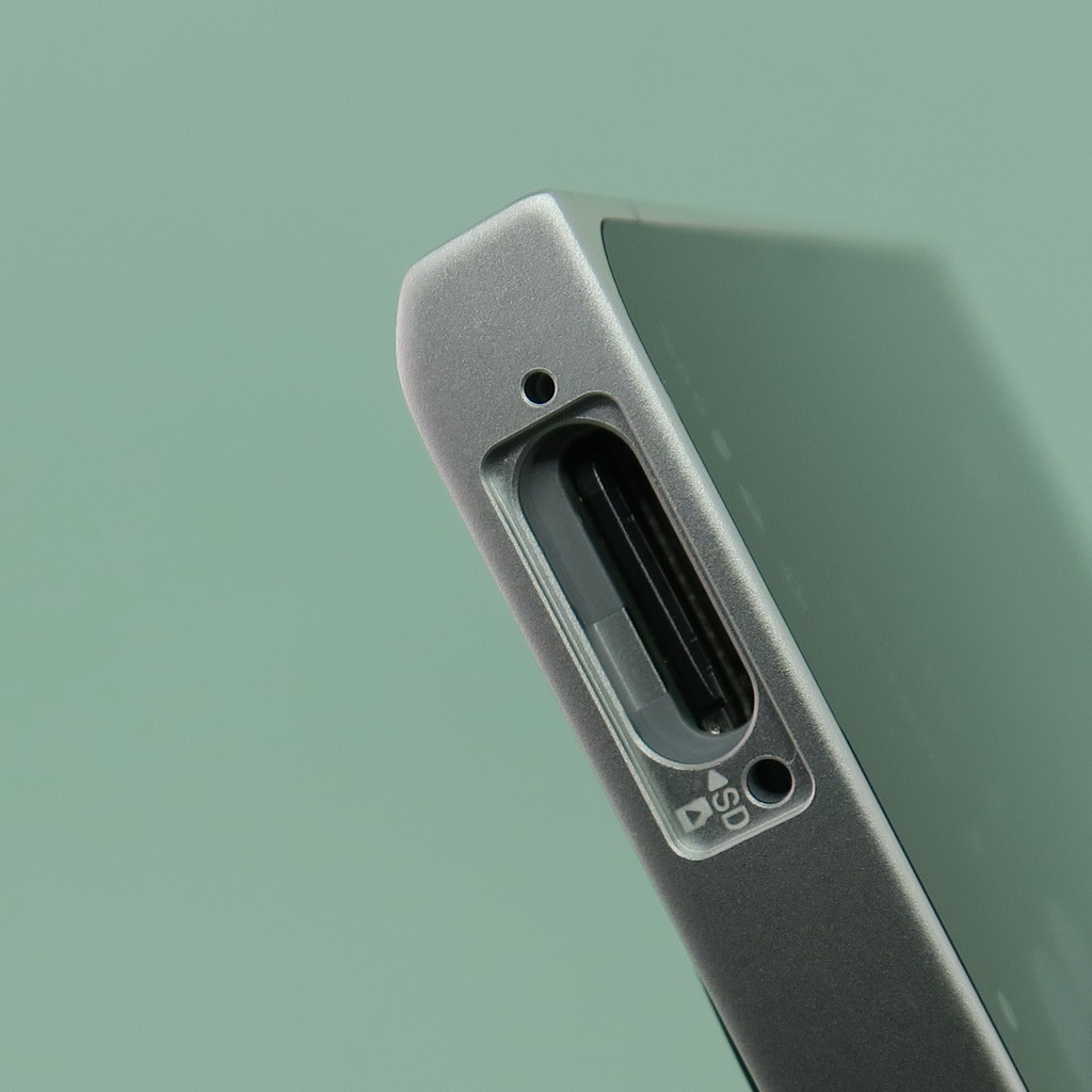 SIMカードスロットは本体側にmicroSDメモリーカードを装着するため、少しスロットのサイズが大きめ