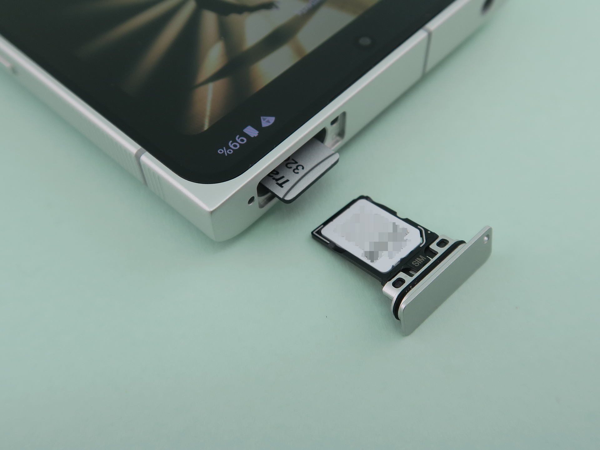 本体上部のSIMカードスロットにはnanoSIMカードを1枚、装着可能。microSDメモリーカードは本体に直接、挿す