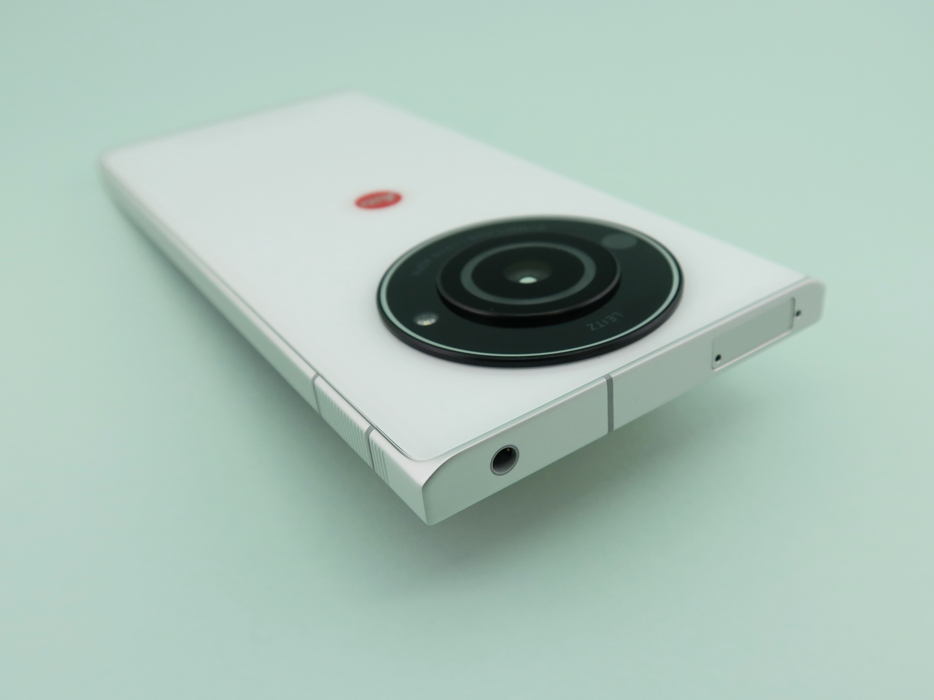 本体上部には3.5mmイヤホンマイク端子、ピンで取り出すタイプのSIMカードスロットを備える