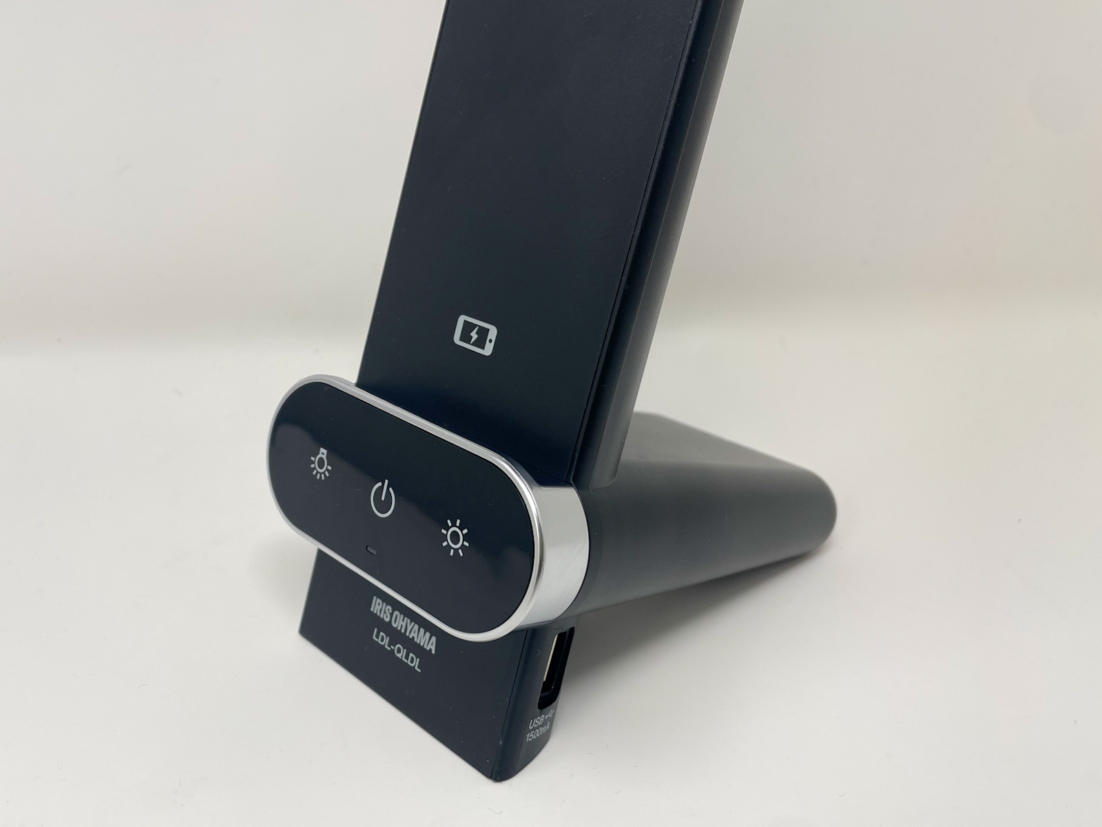 土台がライト側とバランスを取るように後ろ側に突き出しているため、フットプリントが小さくすっきりとしています。