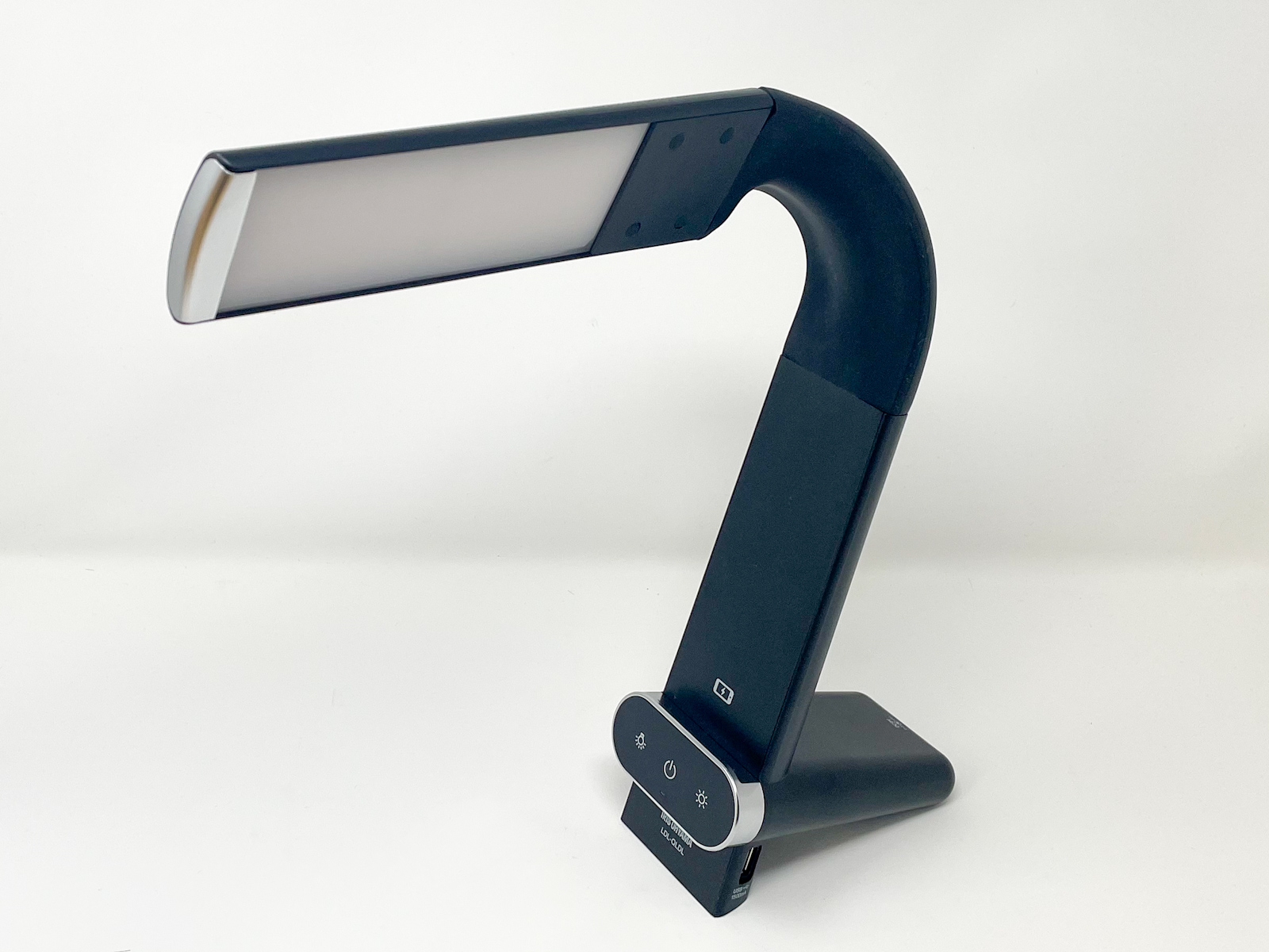 見た目によらずライトの「首」の角度はある程度の自由がきき、こんな感じに左右にひねることも可能です。