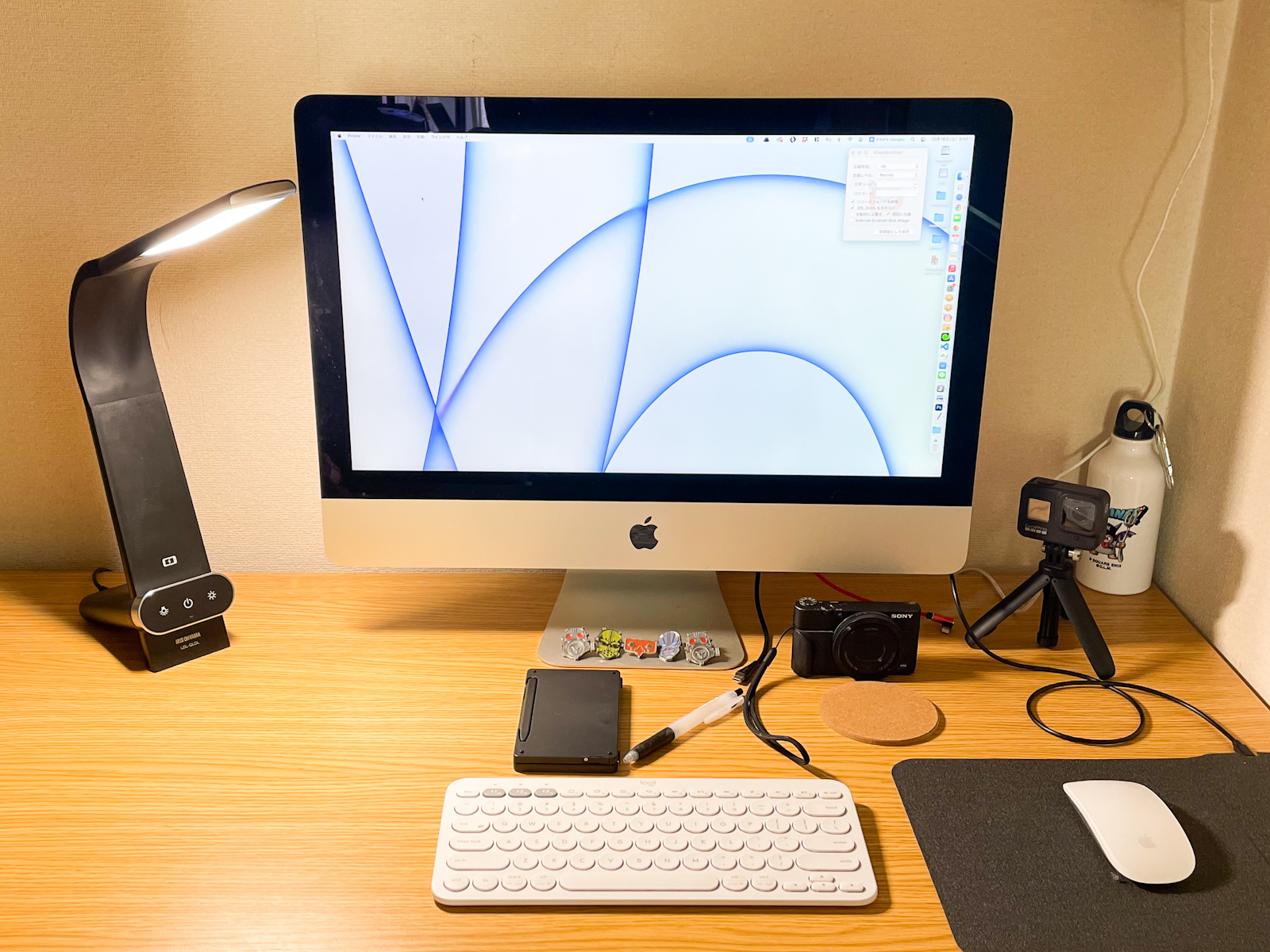 実際に机の上においてみたところ。場所をとらず、手元を明るく照らしてくれます。