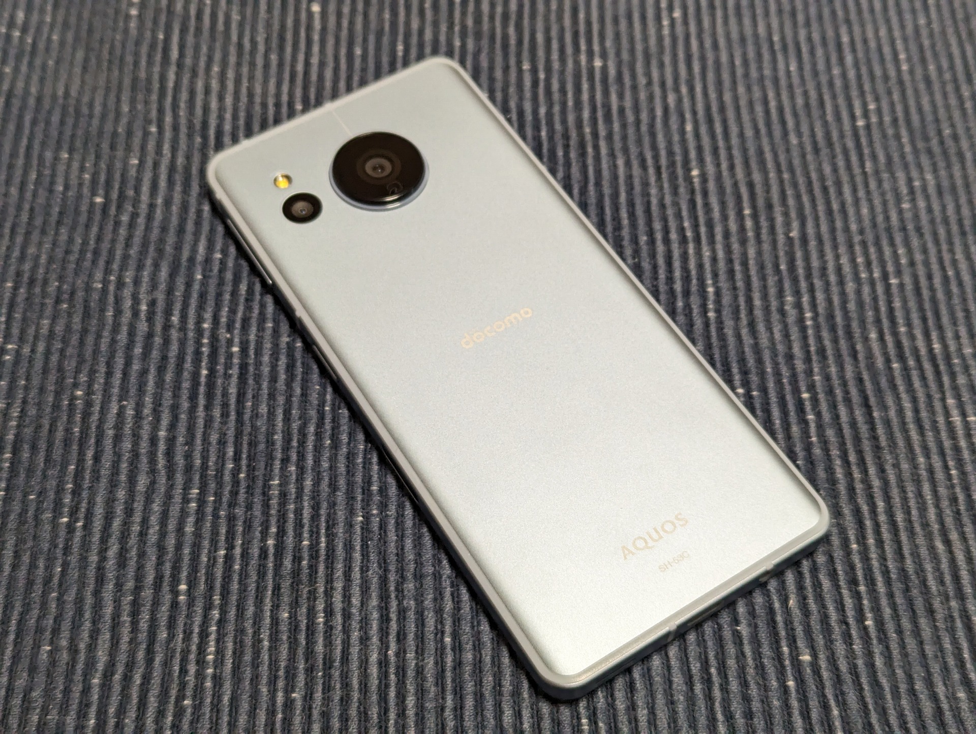 「AQUOS sense7」のドコモ版、ブルーを買いました。