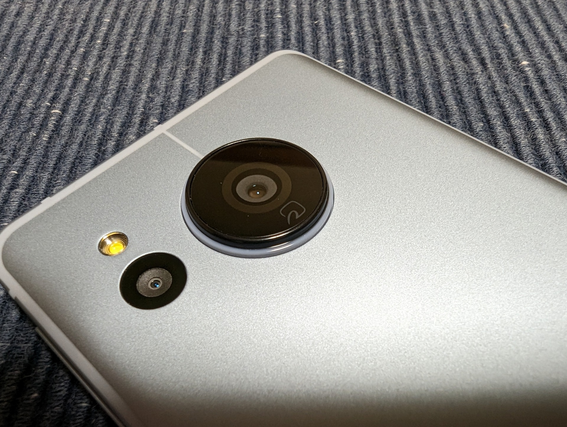 おサイフケータイのマークが密かにカメラレンズの周囲にあります。