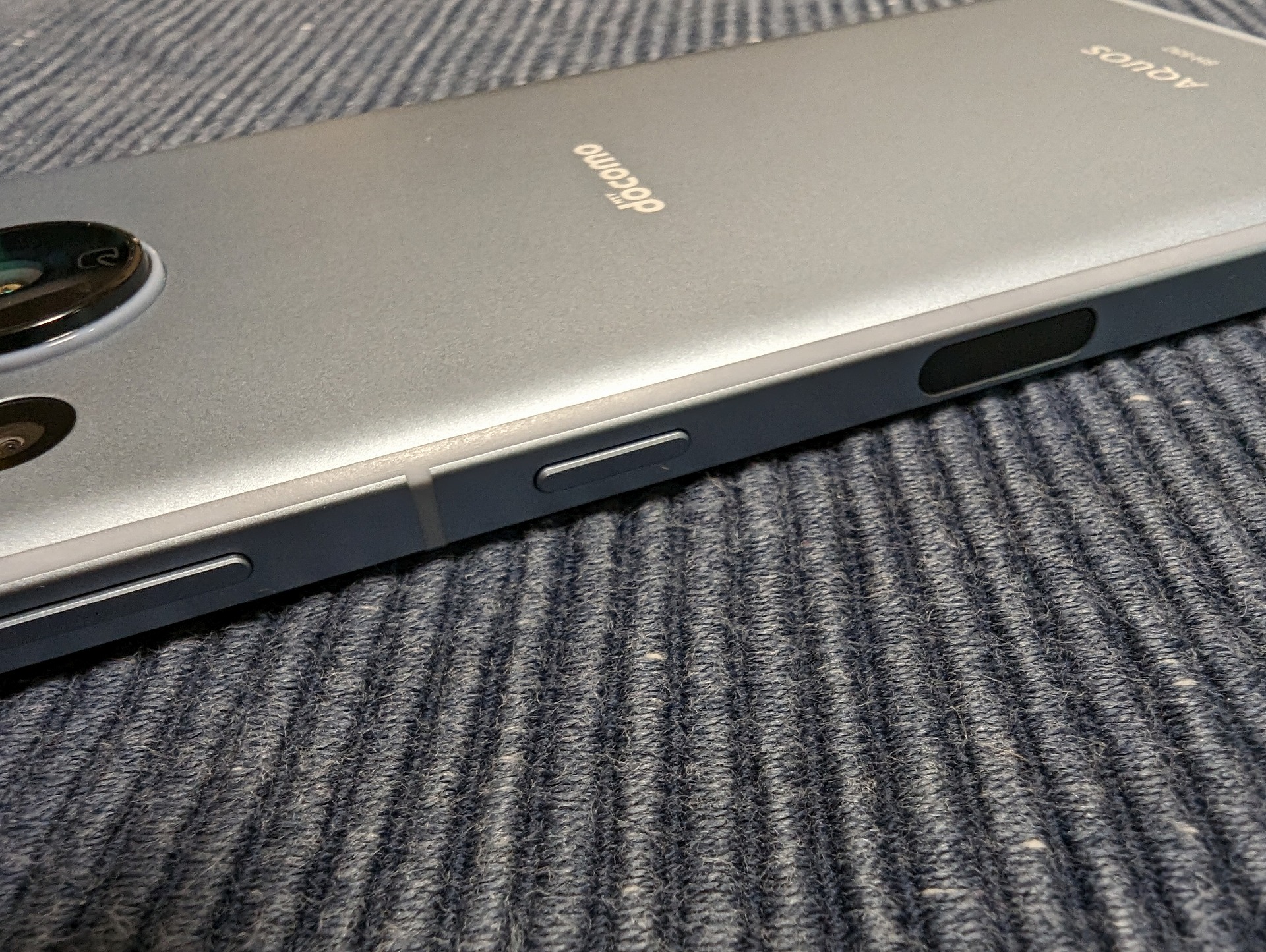 指紋センサーは電源ボタンと別。私自身は、操作面ではあまり気になりませんが、デザイン的には一体型の方が良かったなとは思います。