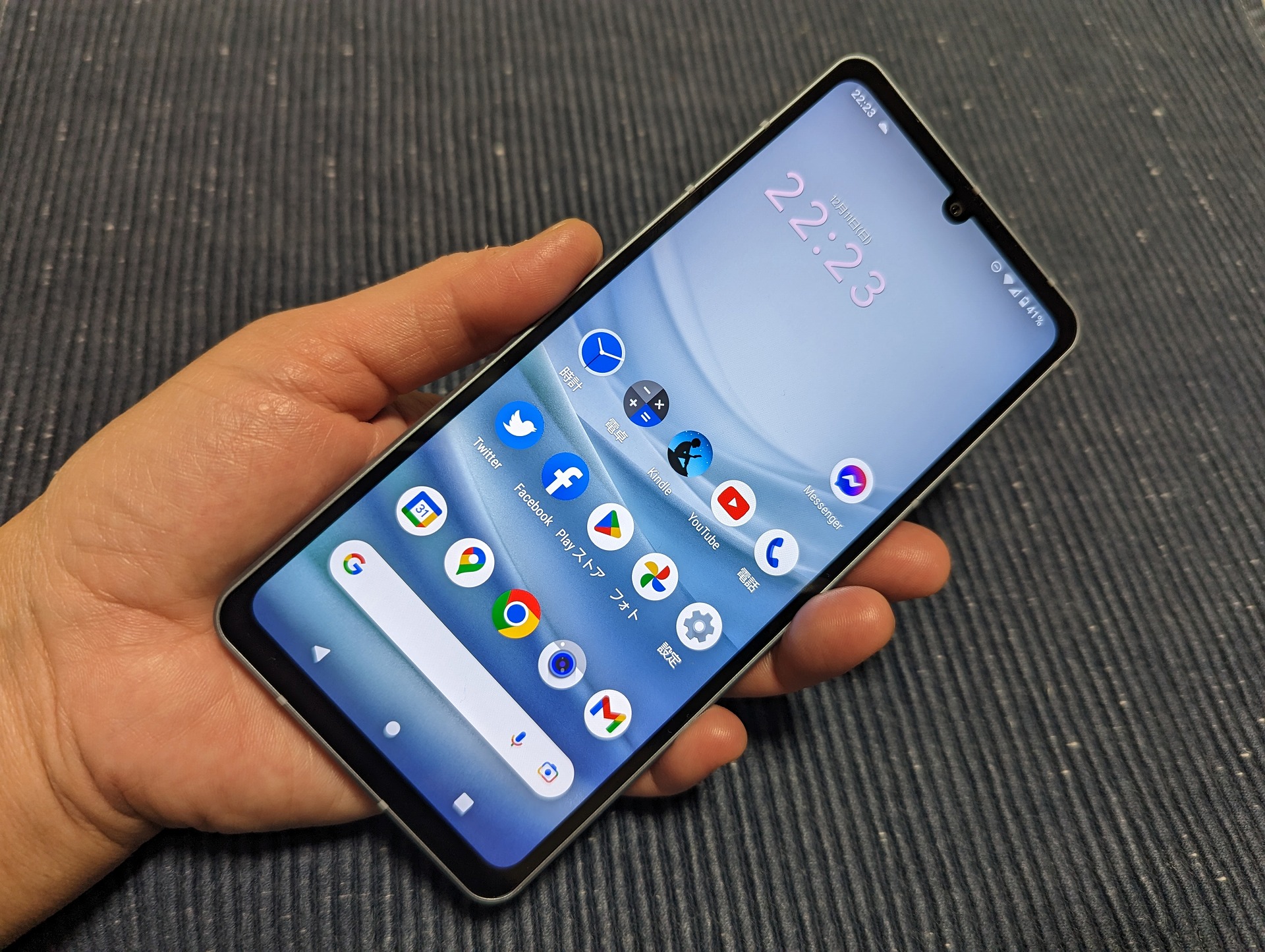 非常に軽くて持ちやすいサイズ、動画も楽しく見られる6.1インチのディスプレイ。機能的にも過不足なく誰にでもお勧めできるスマートフォンです。