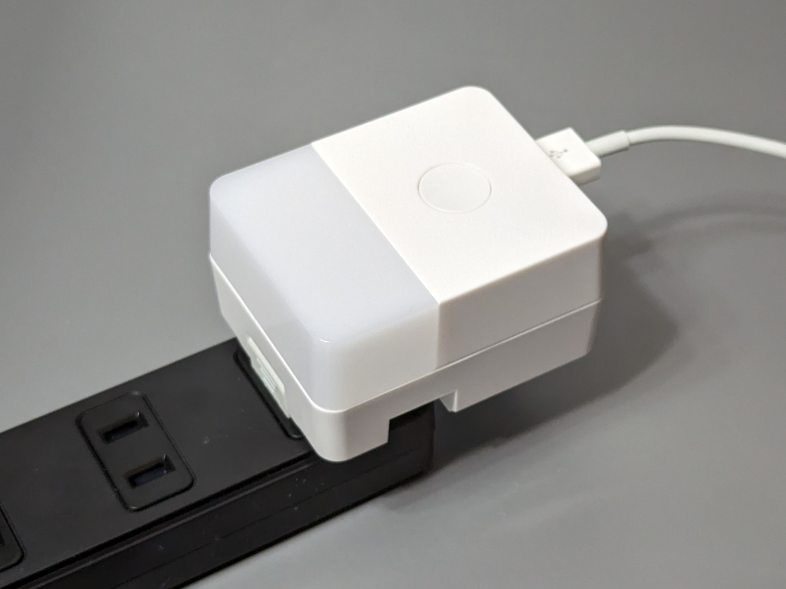 コンセントに取り付けたところ。ボタンを押せば点灯するが、暗くなると自動点灯するギミックはない