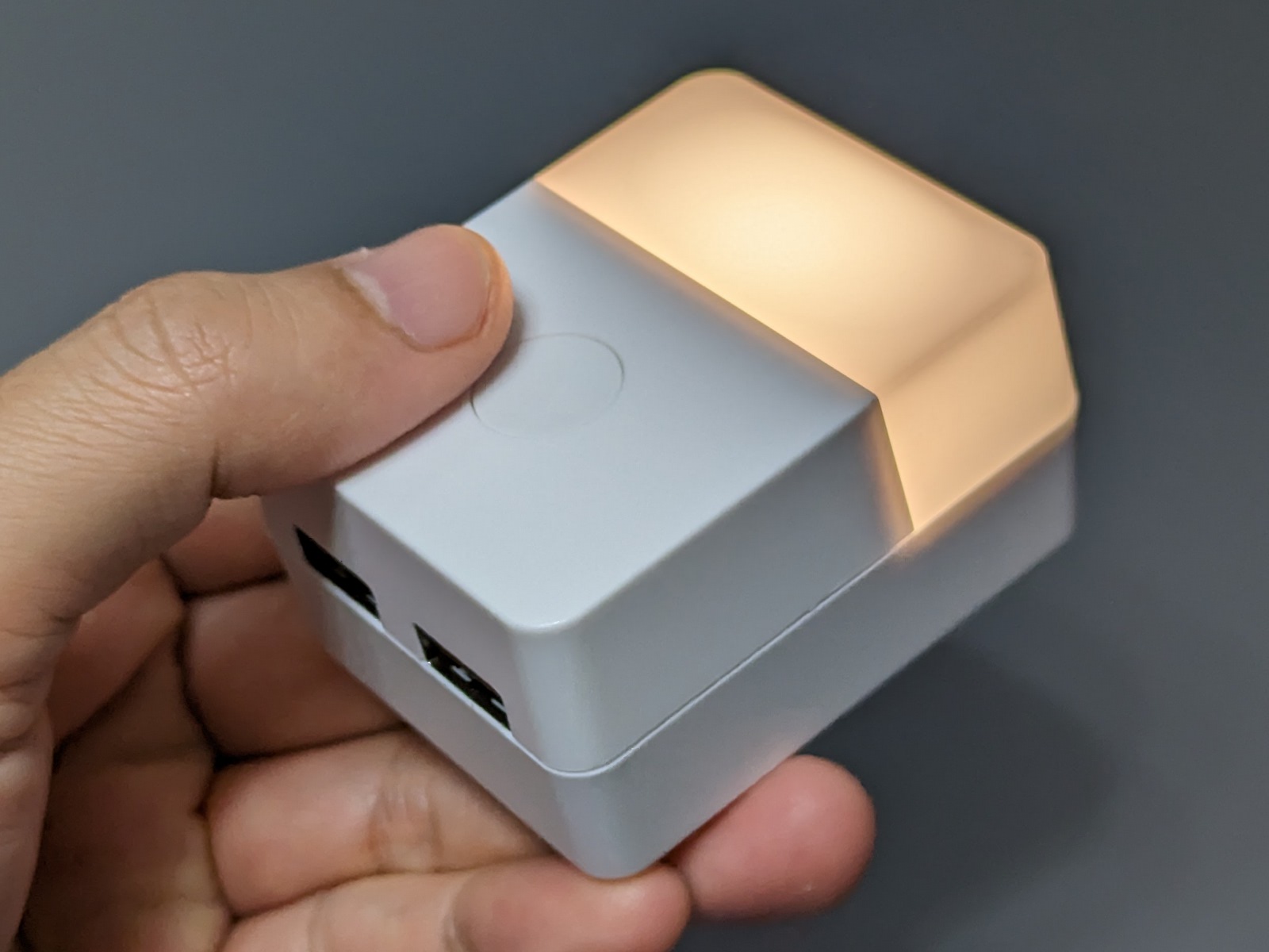 プラグを折りたたんで携帯用ライトとして使える。明るさ切替は3段階、最大50時間利用可能