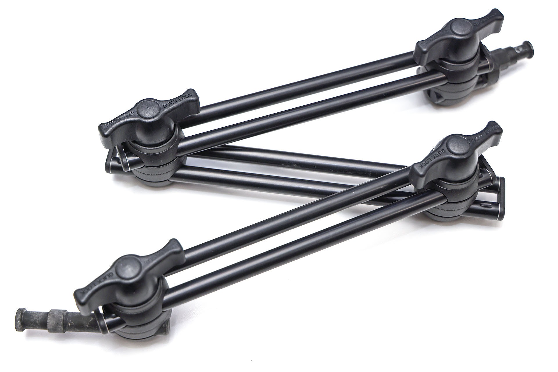 <a href="https://www.manfrotto.com/jp-ja/double-arm-3-secion-396ab-3/" class="strong bn" target="_blank">マンフロットと「ダブルアーティキュレーテッド アーム3段 16mmスピゴット 396AB-3」</a>いう汎用のアームを使っている。耐荷重は4.5kg。マンフロット直販サイトでの価格は1万7260円。使い方や場所に応じた<a href="https://www.manfrotto.com/jp-ja/products/stands-arms-and-clamps/lighting-support-arms/" class="strong bn" target="_blank">アーム</a>を選ぶといいかも。