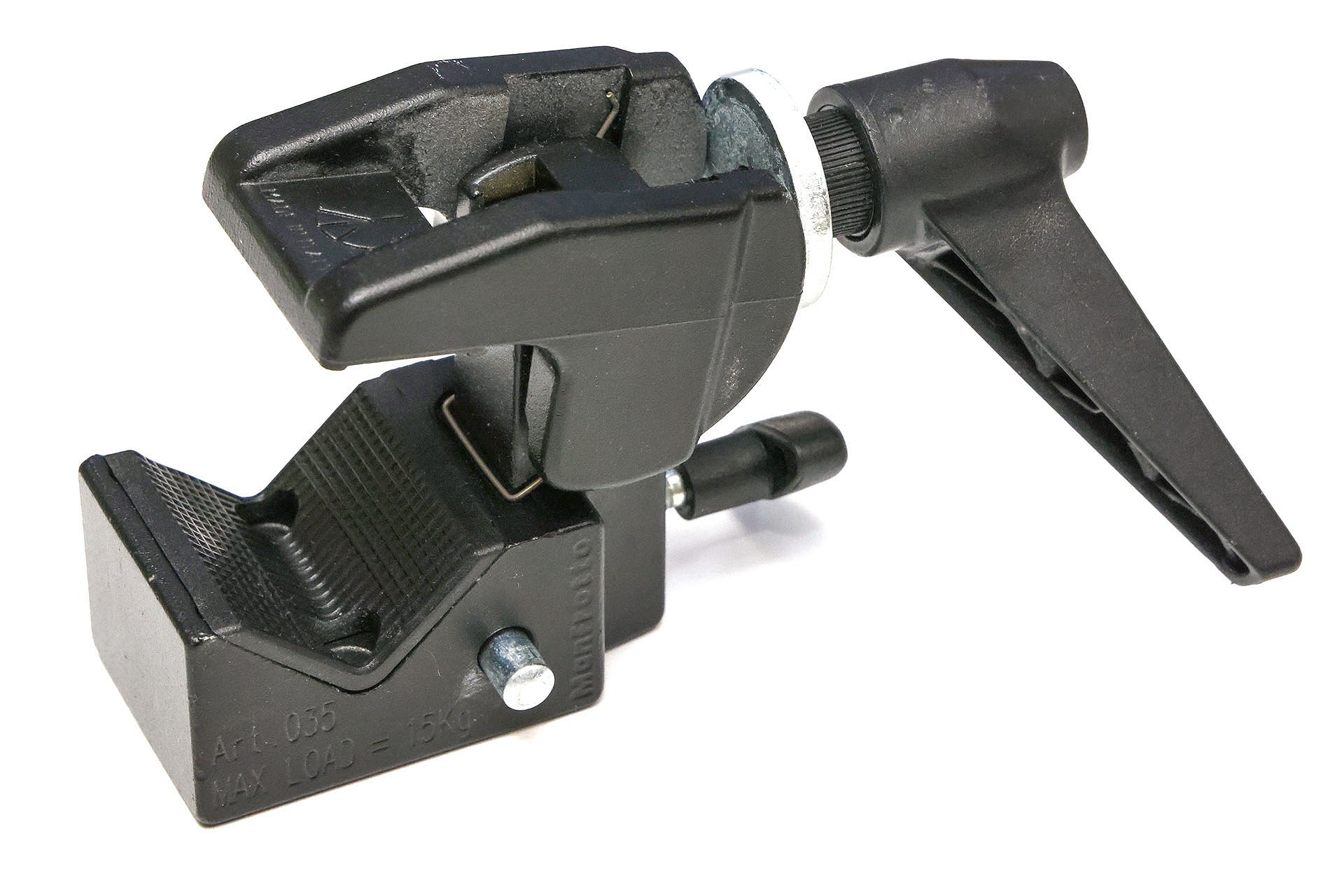 <a href="https://www.manfrotto.com/jp-ja/universal-super-clamp-with-ratchet-handle-035c/" class="strong bn" target="_blank">マンフロット「スーパークランプ（035C）」</a>。アームをオートポールに固定するために使う。さまざまなパーツを机などに固定するためのクランプで、重さは500g。固定力はヒッジョーに強く最大耐荷重は15kg。マンフロット直販サイトでの価格は5984円。