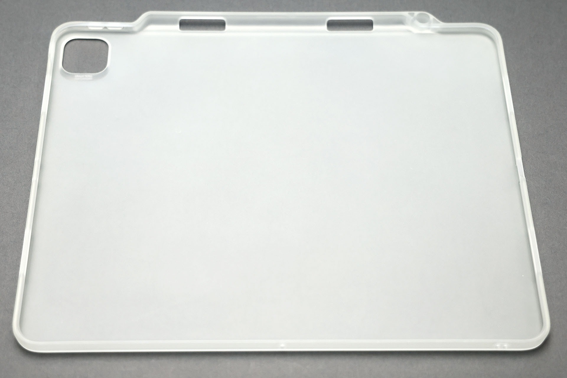 ESRの<a href="https://www.amazon.co.jp/dp/B08S34HB8M/ref=nosim?tag=impresswatch-17-22" class="strong bn" target="_blank">「iPad Pro 12.9 ケース」</a>。どんなケースでもいいのだが、素材がTPU（熱可塑性ポリウレタン）だとタブレットの着脱が比較的に容易。またケースを前出の「カメラ三脚用タブレットデスク」に固定する作業もラクになる。