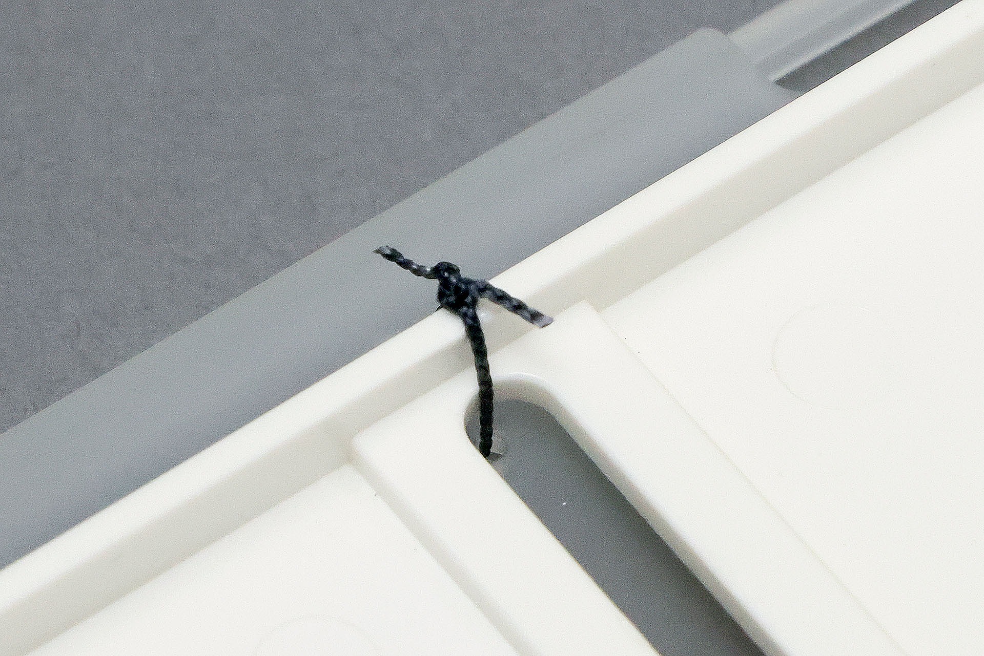 結び目左右は適宜カット。瞬間接着剤を塗ってあるので、紐がバラケてくることはない。