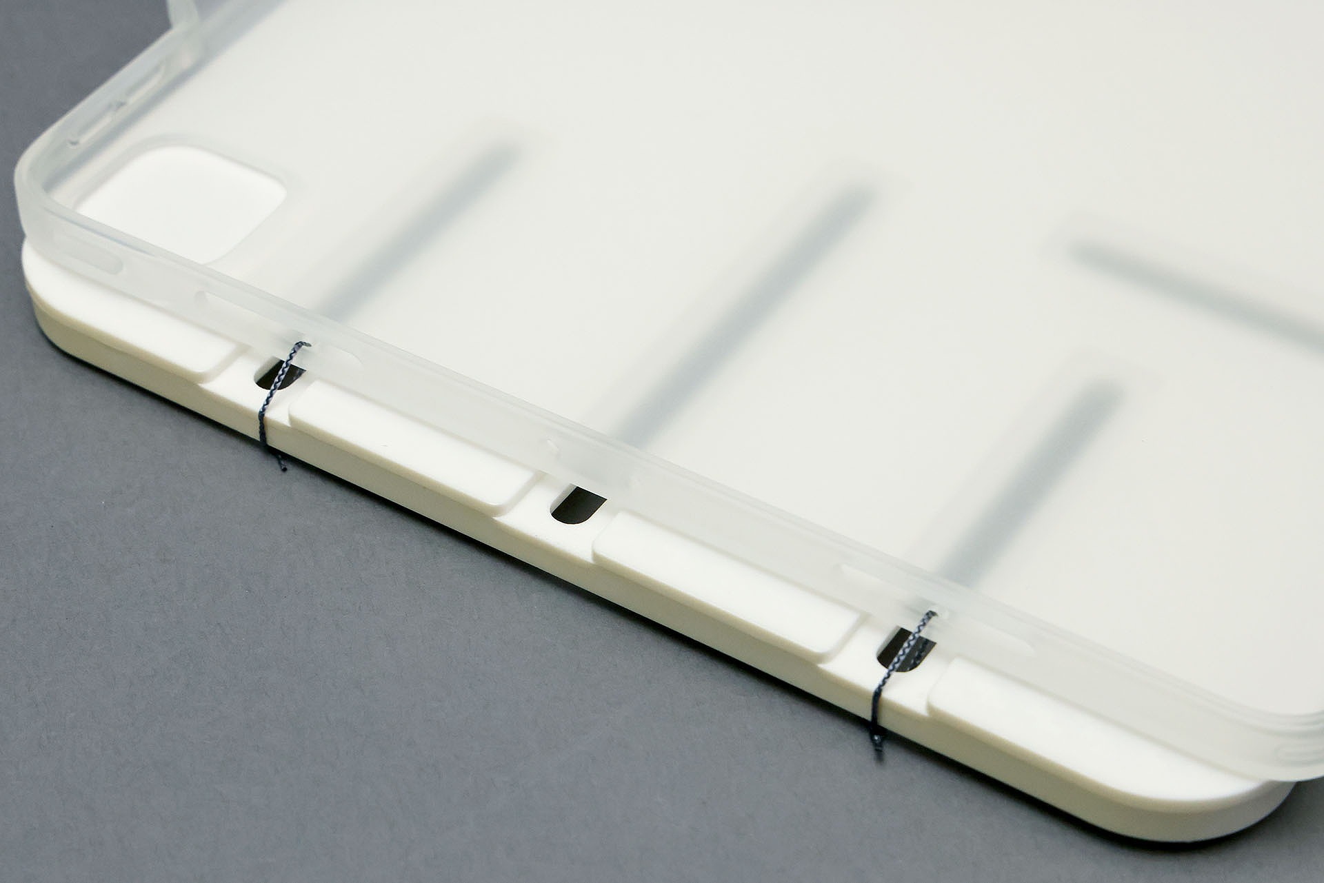 タブレットケースのサイドの穴なども積極的に使う。