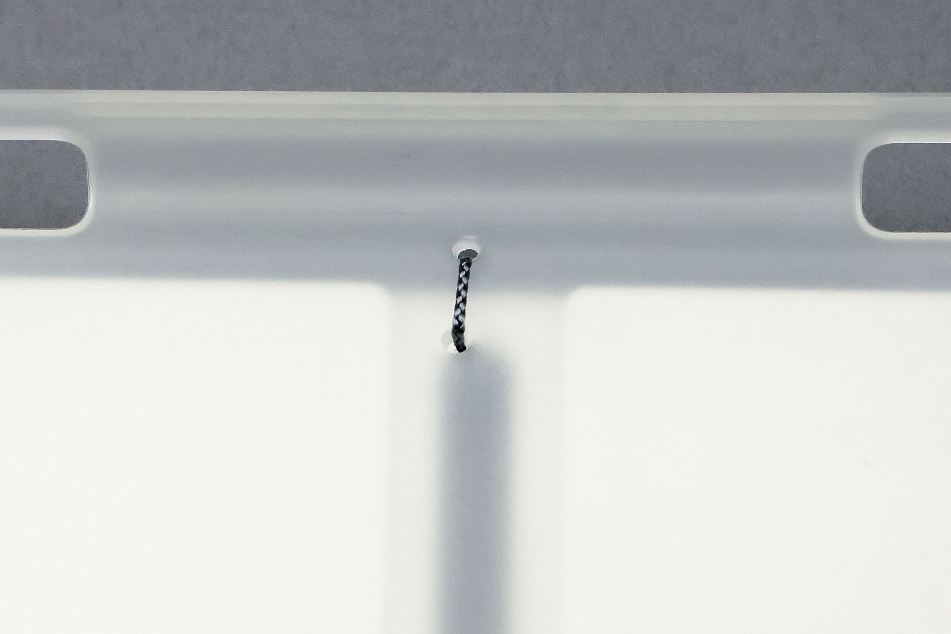 紐で固定しているだけで切れたりしないの？　この細い紐はATWOOD ROPE（アトウッドロープ）社製の「0.75mm Nano Cord（ナノコード）」という化繊紐（ポリエステルとナイロン）で、0.75mmの細さだが17kgの引張強度がある。タブレット端末を保持しているだけではまず切れない。