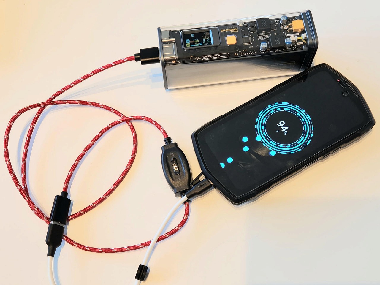 スマホを充電したり、USBガジェットを駆動したり、HDDや外付けUSBタイプSSDをパソコンにつないだり、パソコンに給電したり、USBケーブルで遊んだりいろいろ楽しいことを体験できる